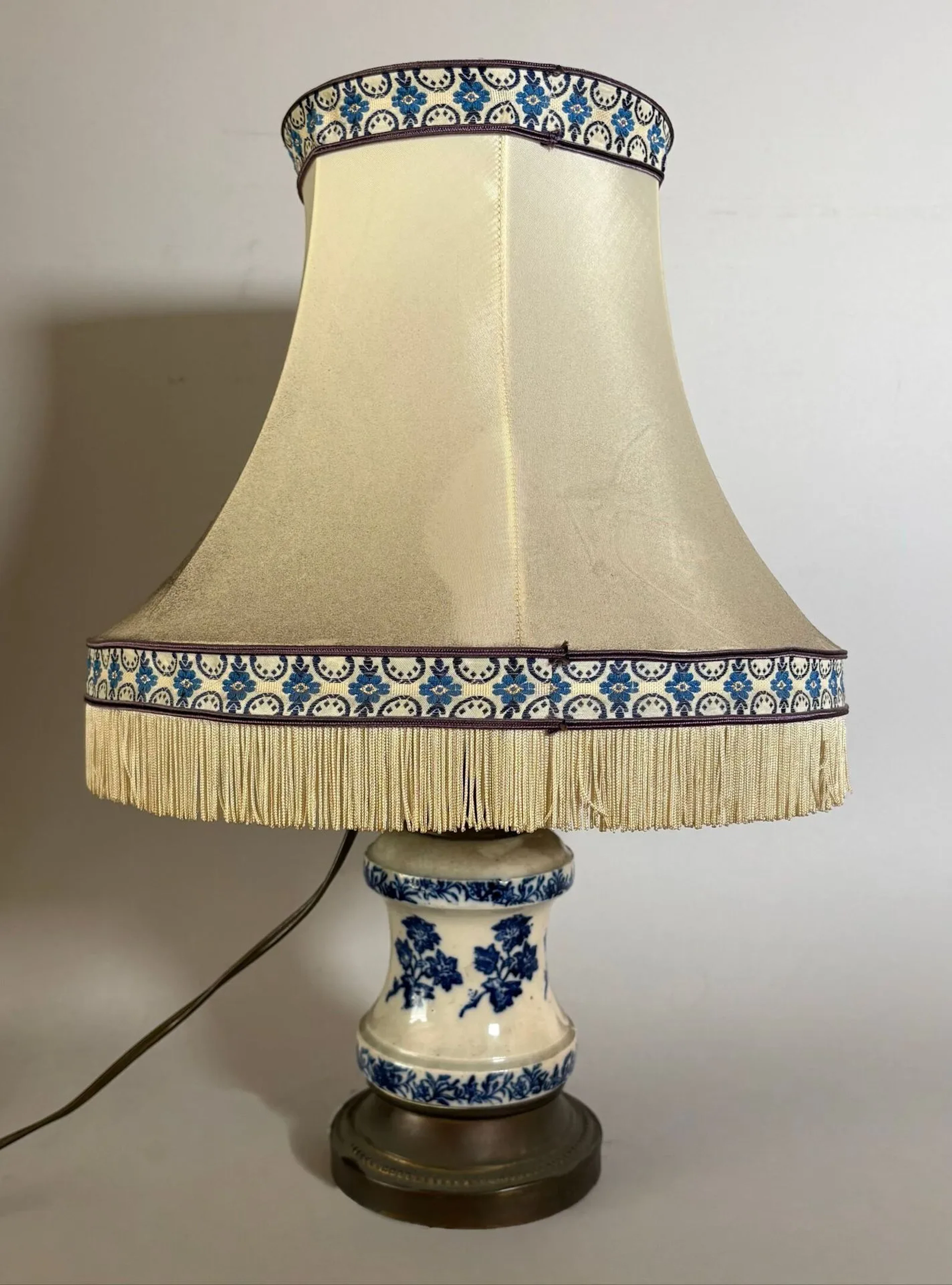Table lamp with a ceramic baluster-shaped stem decorated wit - Lot 239