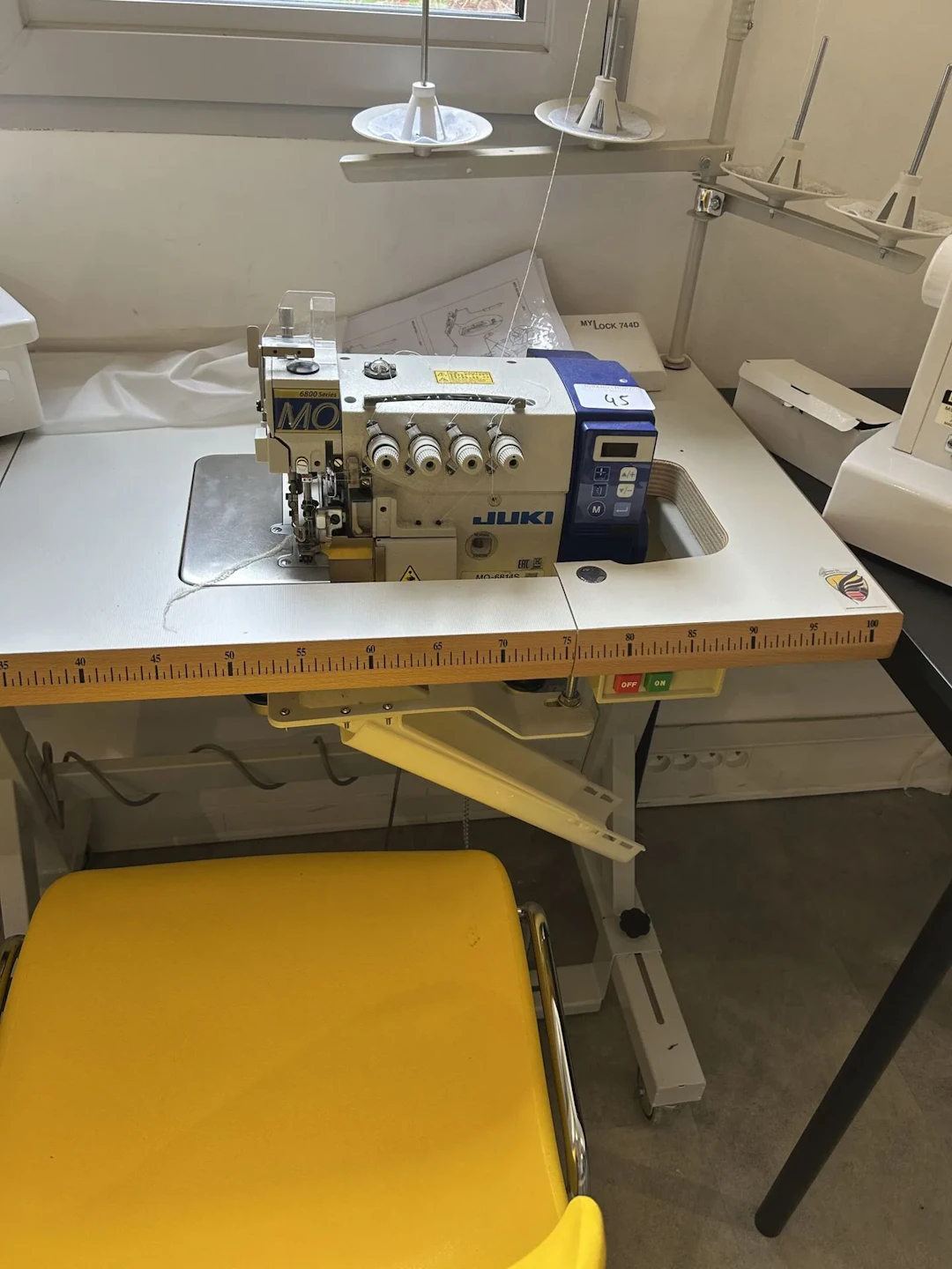 1 surjeteuse JUKI modèle MO-6814S, sur table professionnelle - Lot 45