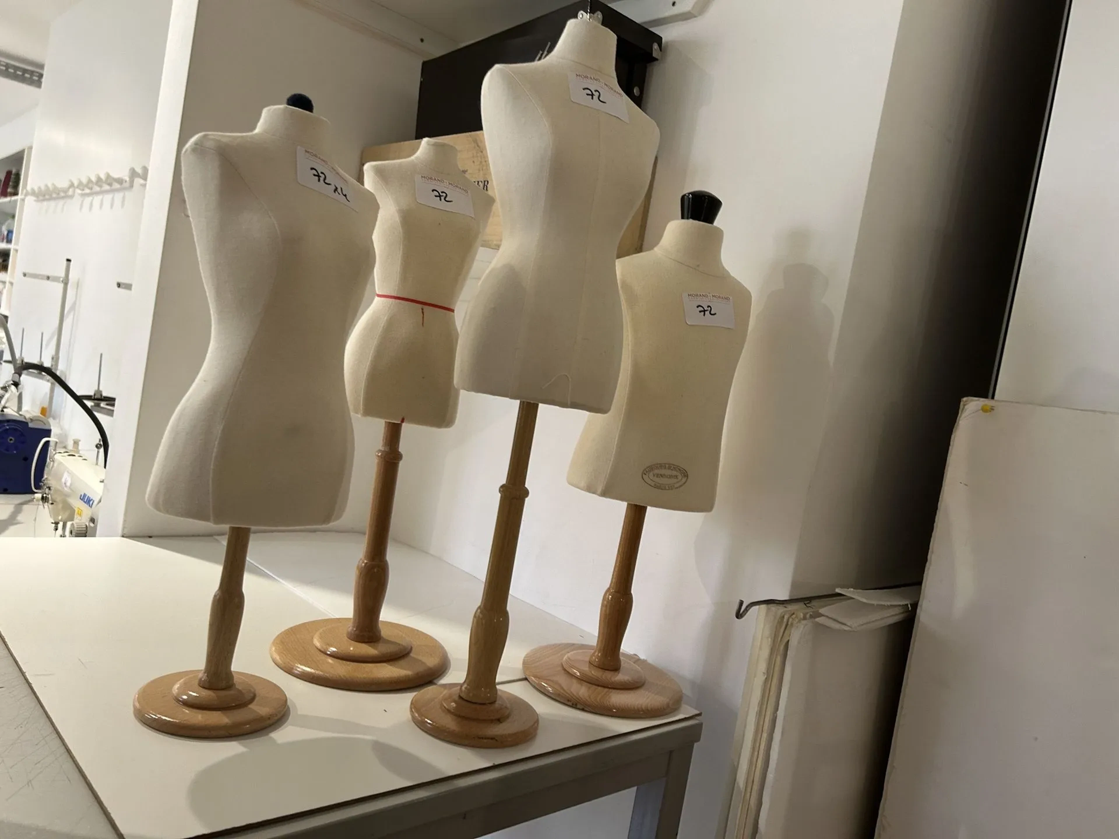 Réunion de 4 mini mannequins sur pied bois, dont 1 VENDOME e - Lot 72