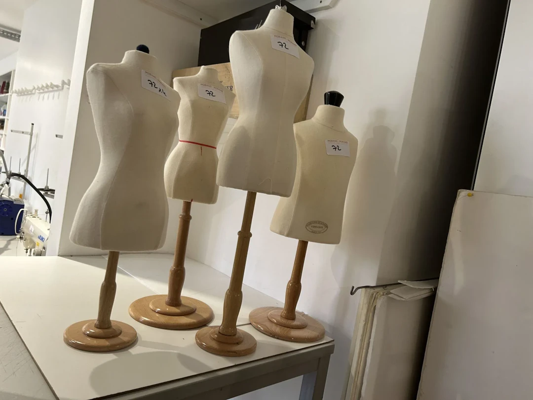 Réunion de 4 mini mannequins sur pied bois, dont 1 VENDOME e - Lot 72