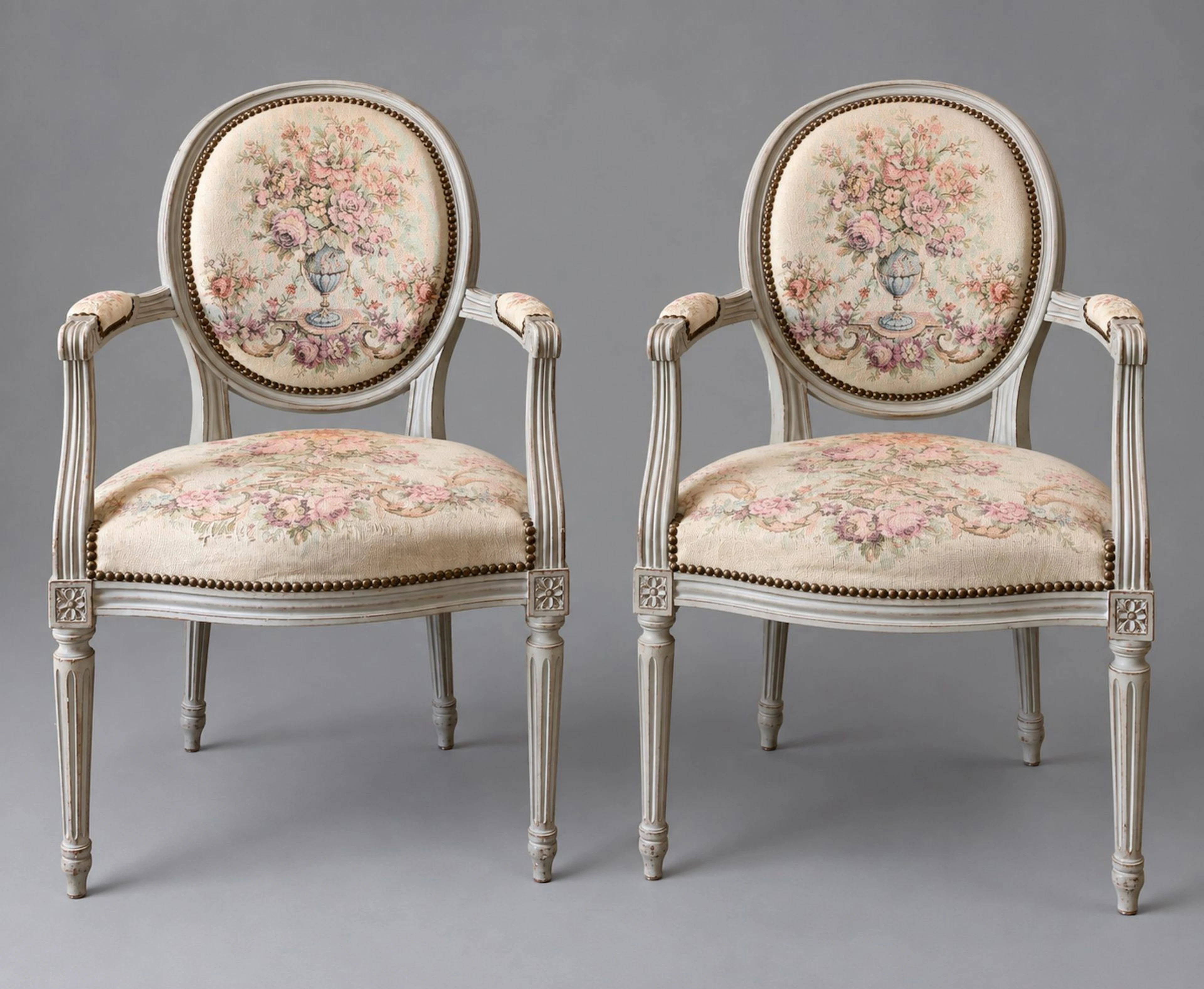 Pair of armchairs with medallion-shaped backs made of molded - Lot 272