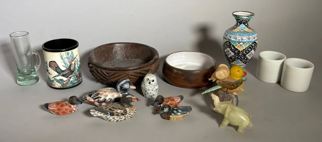 Collection of decorative items including a trinket dish, a p - Lot 218