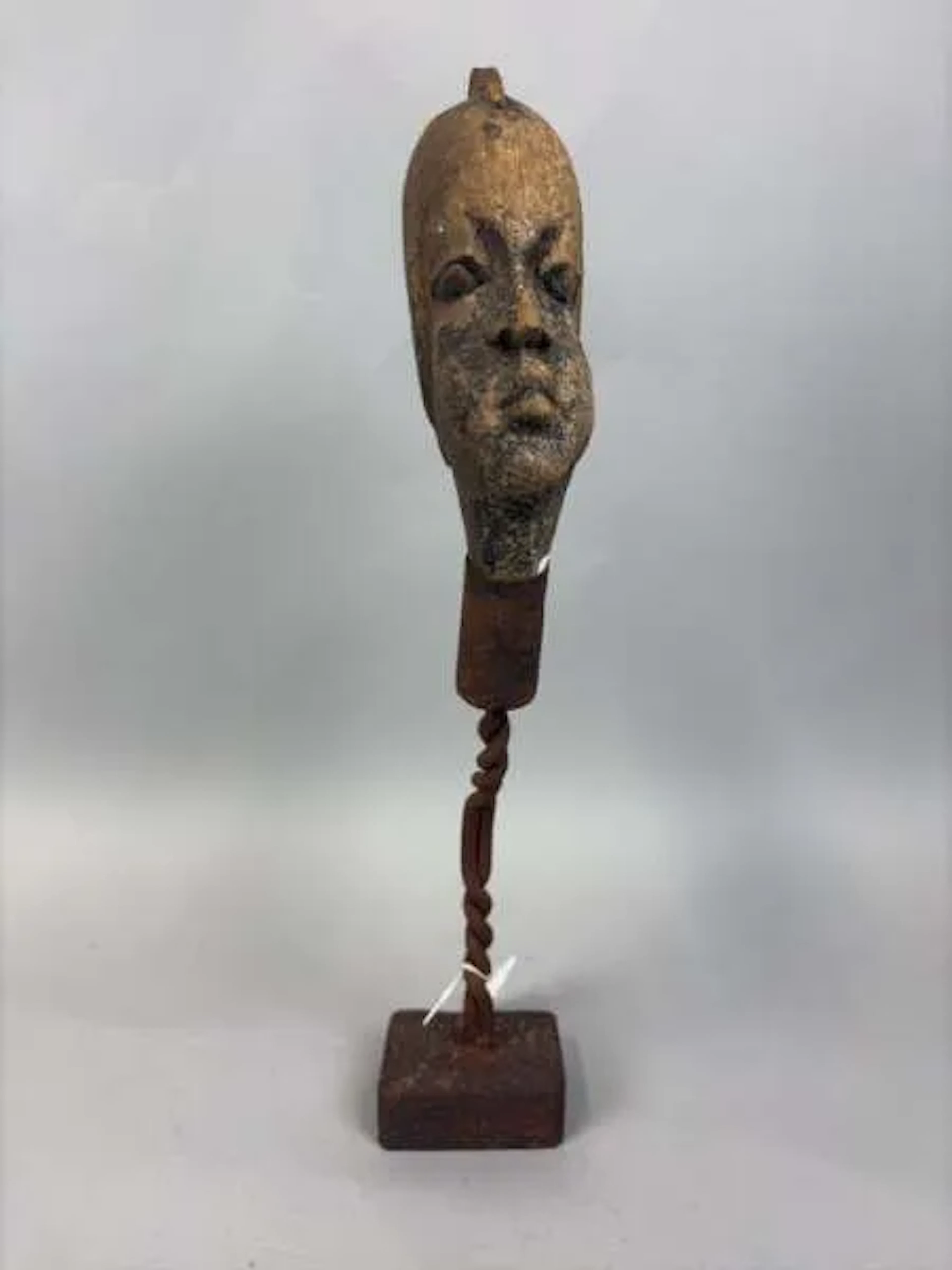 Senufo-style portrait head, African iron mount (candlestick) - Lot 228