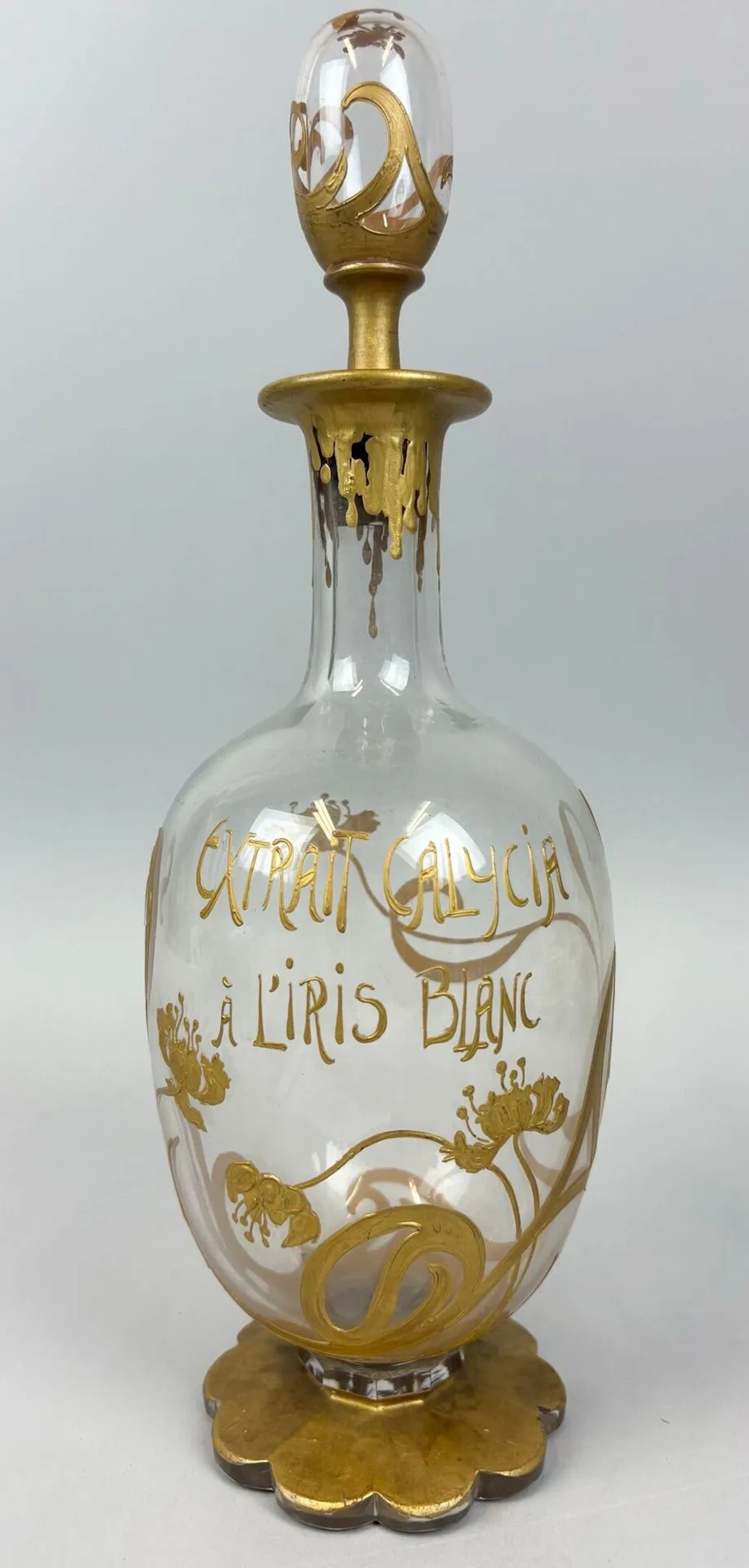 Glass bottle with gold-enameled floral scrollwork and the in - Lot 150