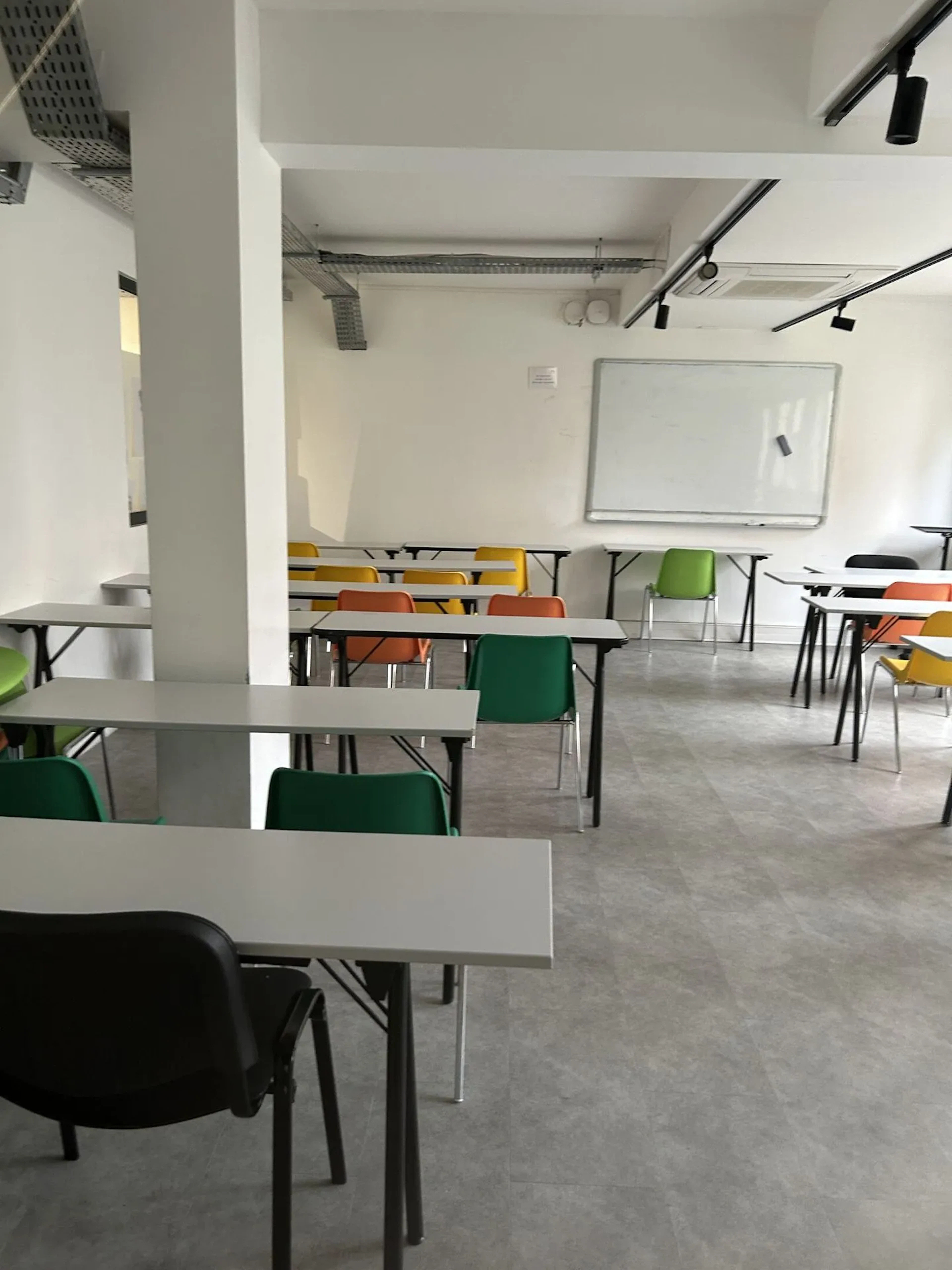 Ensemble de mobilier de classe comprenant : - Lot 80
