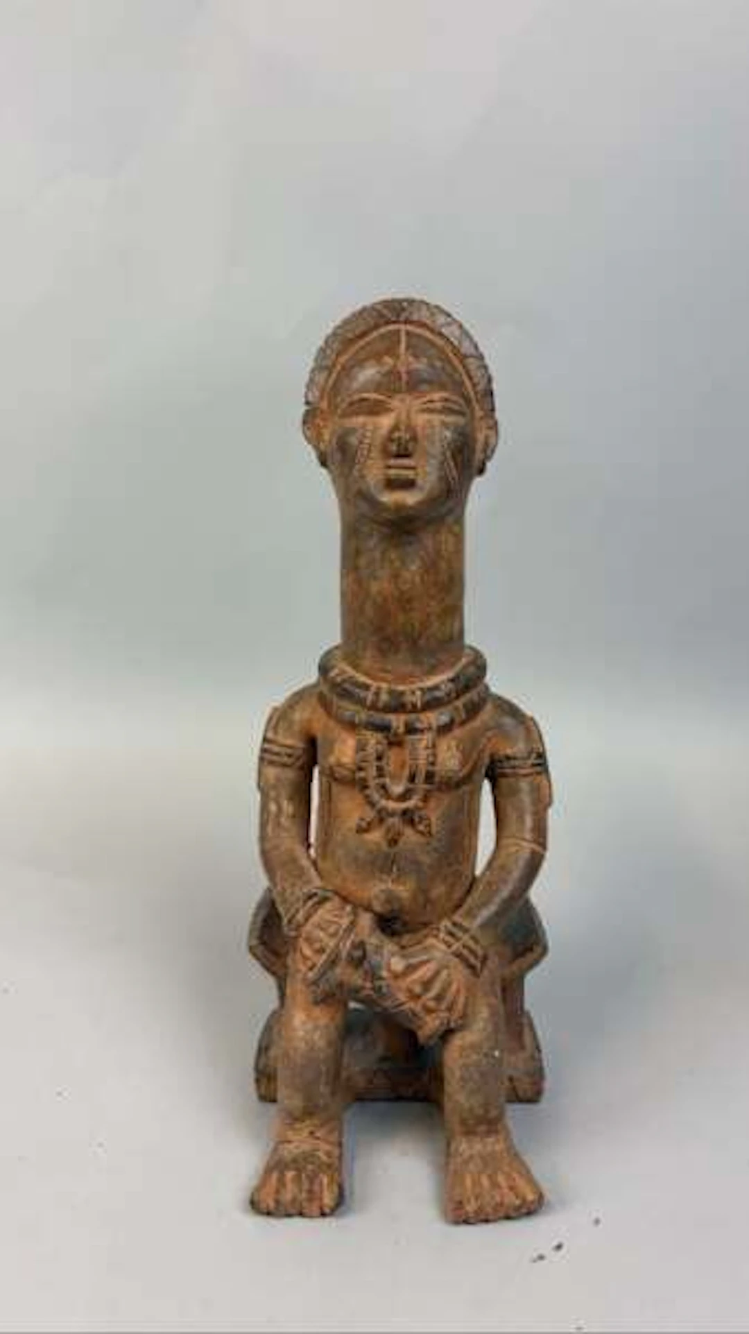 Terracotta statue seated on a curule chair - Lot 222