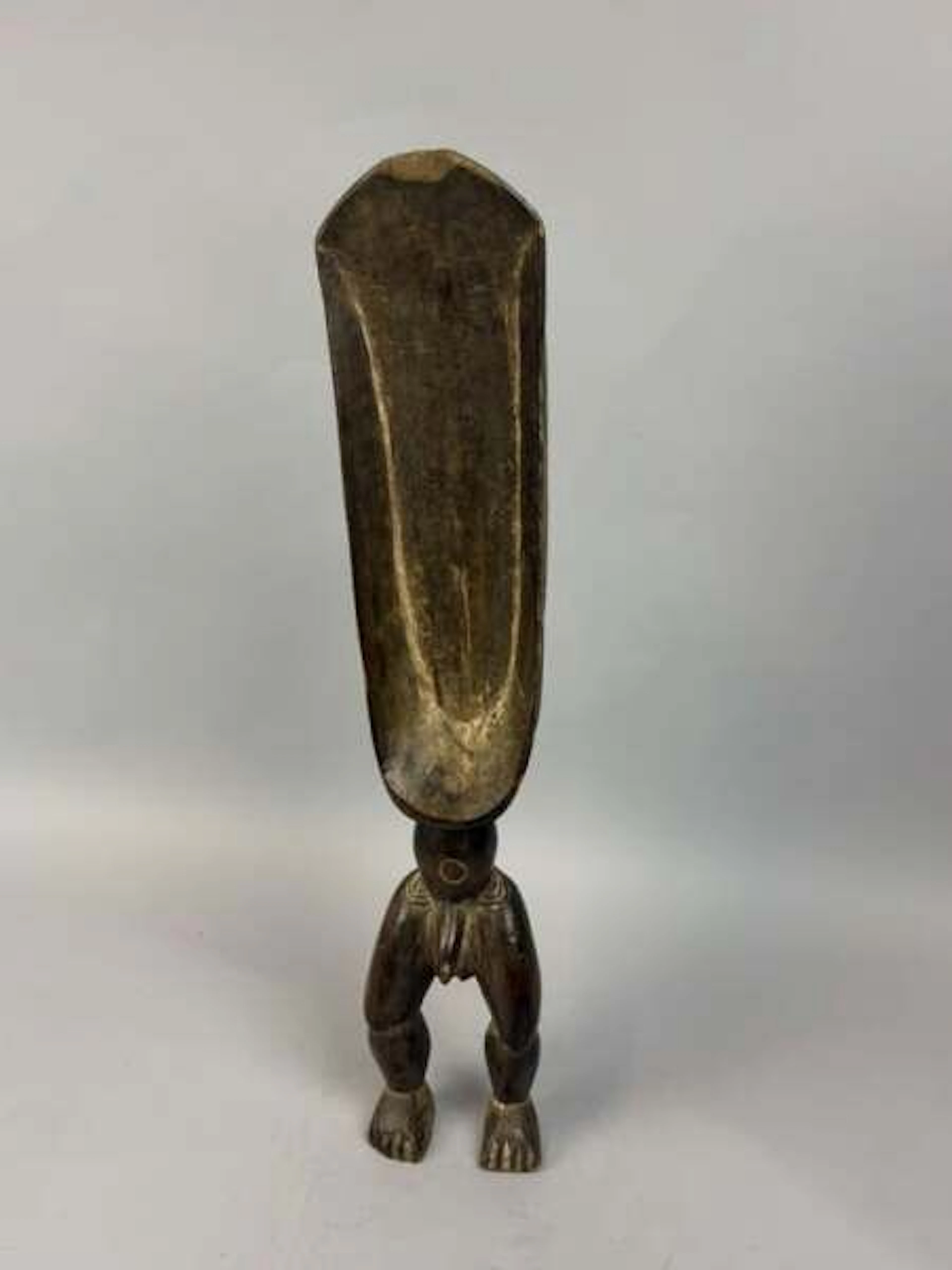 Anthropomorphic ceremonial spoon carved from wood with a dar - Lot 224