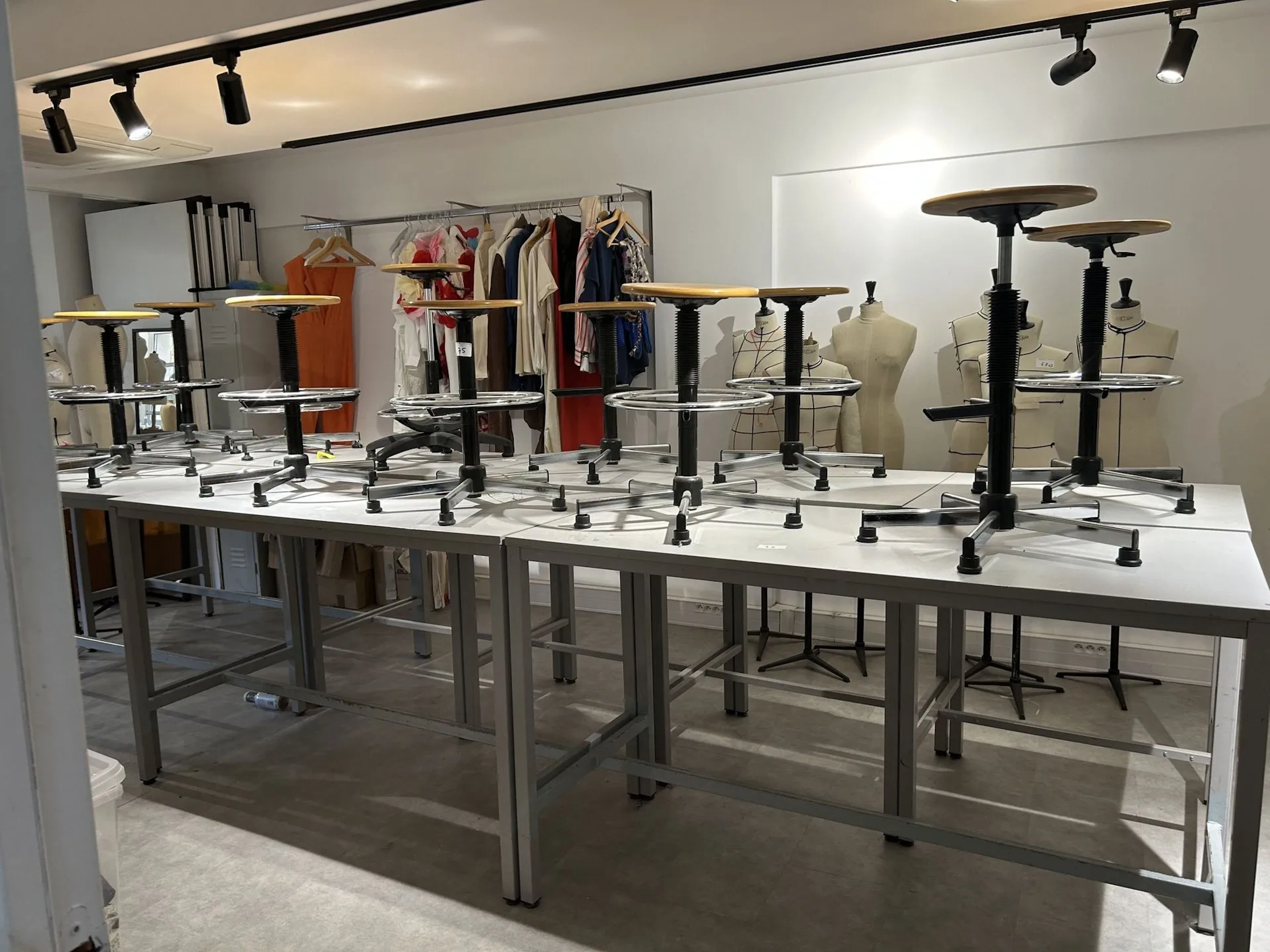 Réunion de matériel professionnel comprenant : - Lot 75