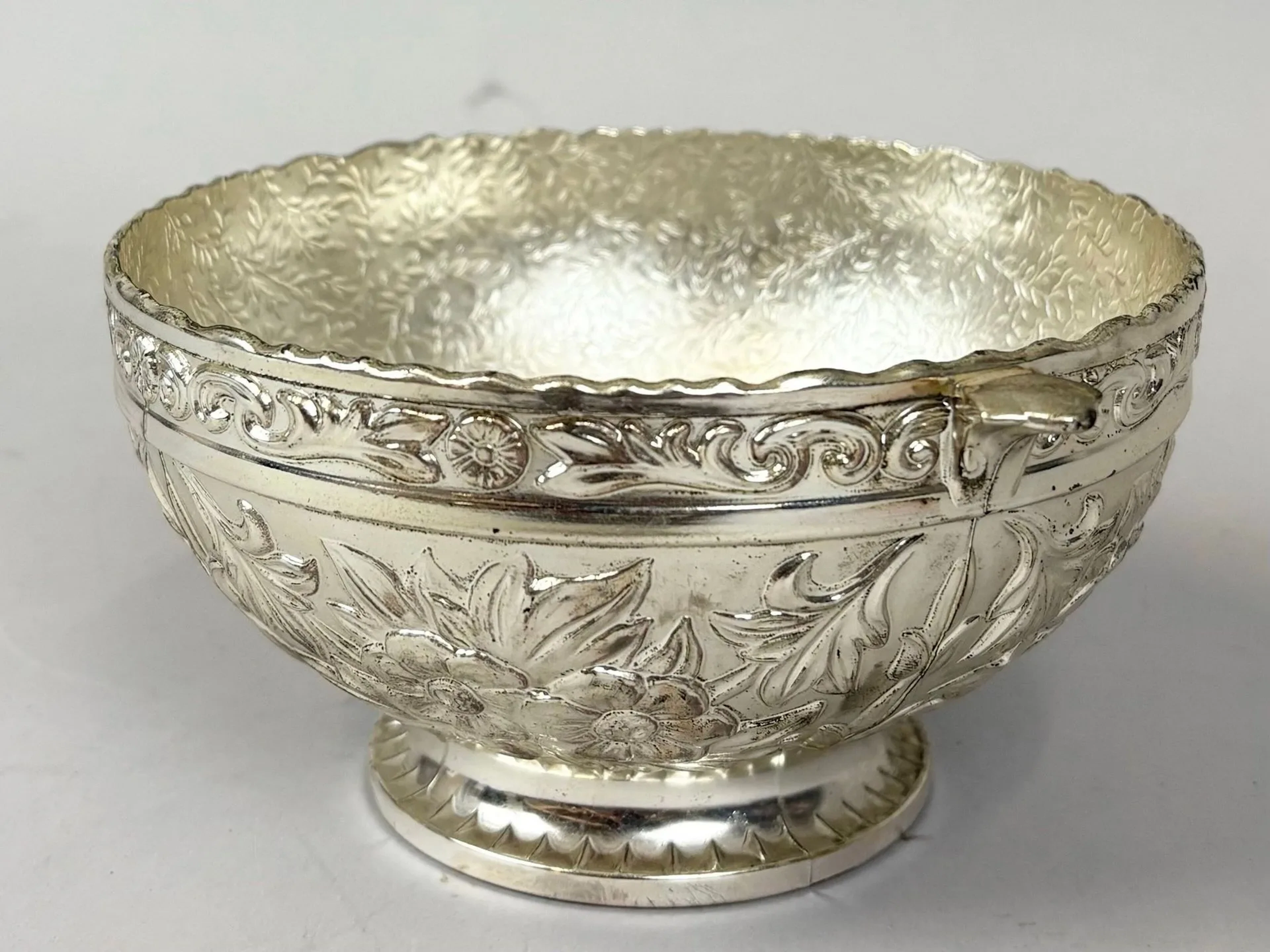 Metal dish with two small handles, decorated with embossed f - Lot 144