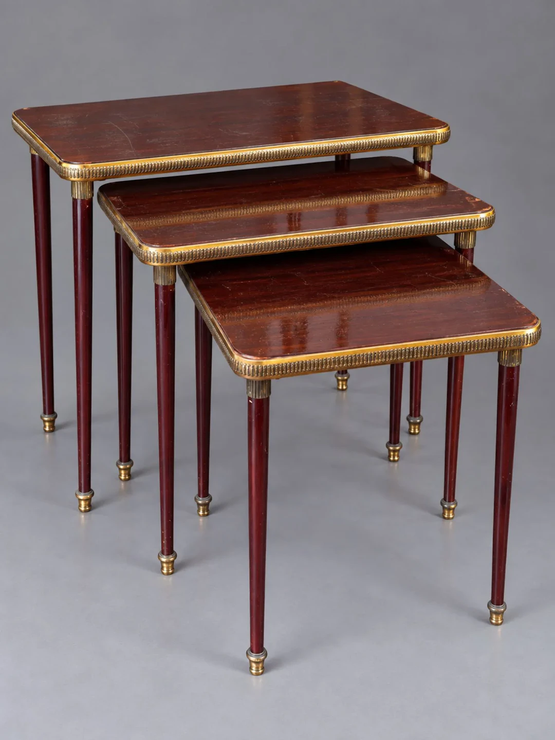 Three nesting tables made of varnished wood veneer, with rec - Lot 280