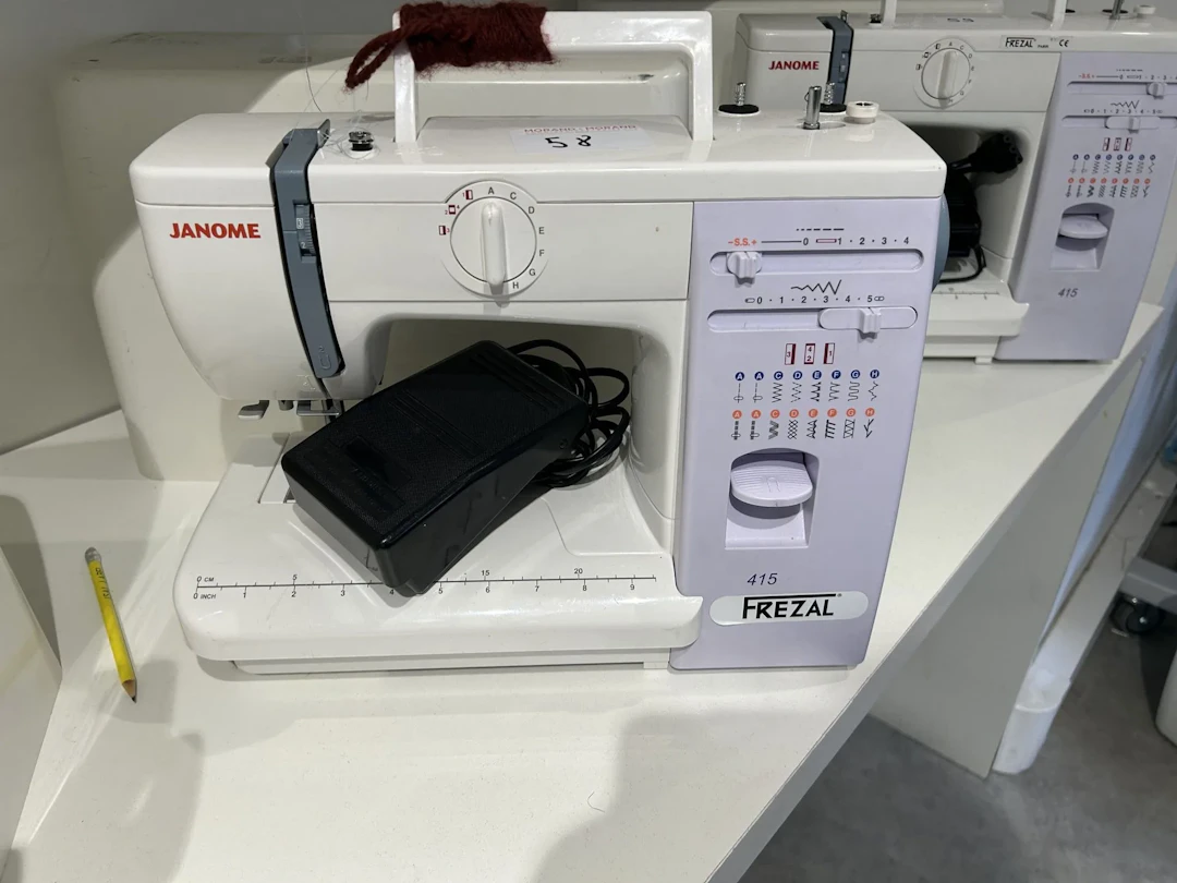 1 machine à coudre FREZAL 415 JANOME - Lot 58