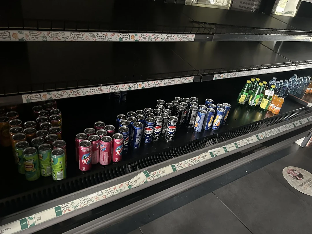 Petit stock de boissons (eaux, sodas, jus de fruits...) - Lot 213