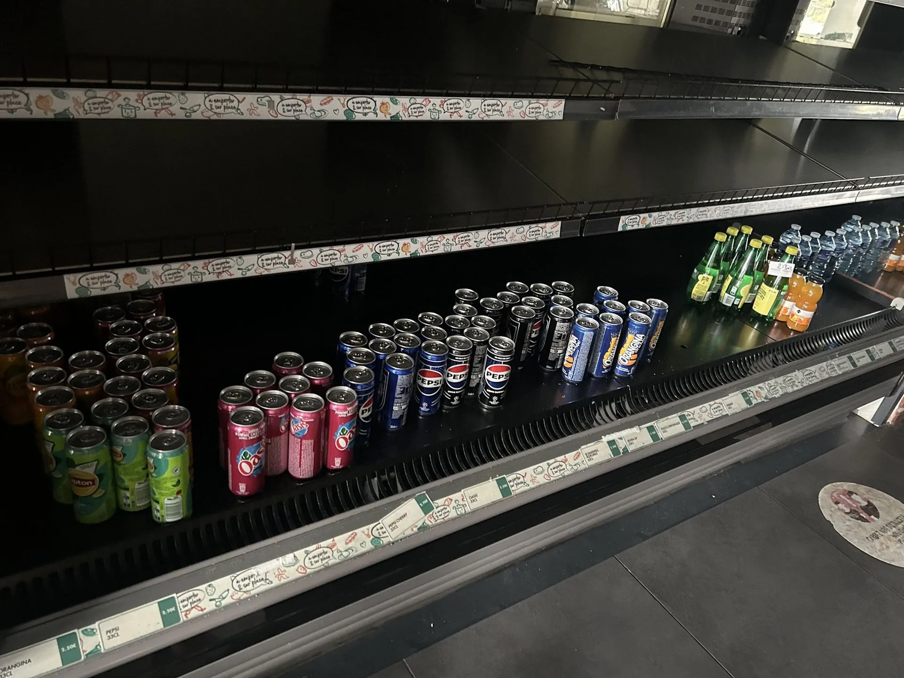 Petit stock de boissons (eaux, sodas, jus de fruits...) - Lot 213