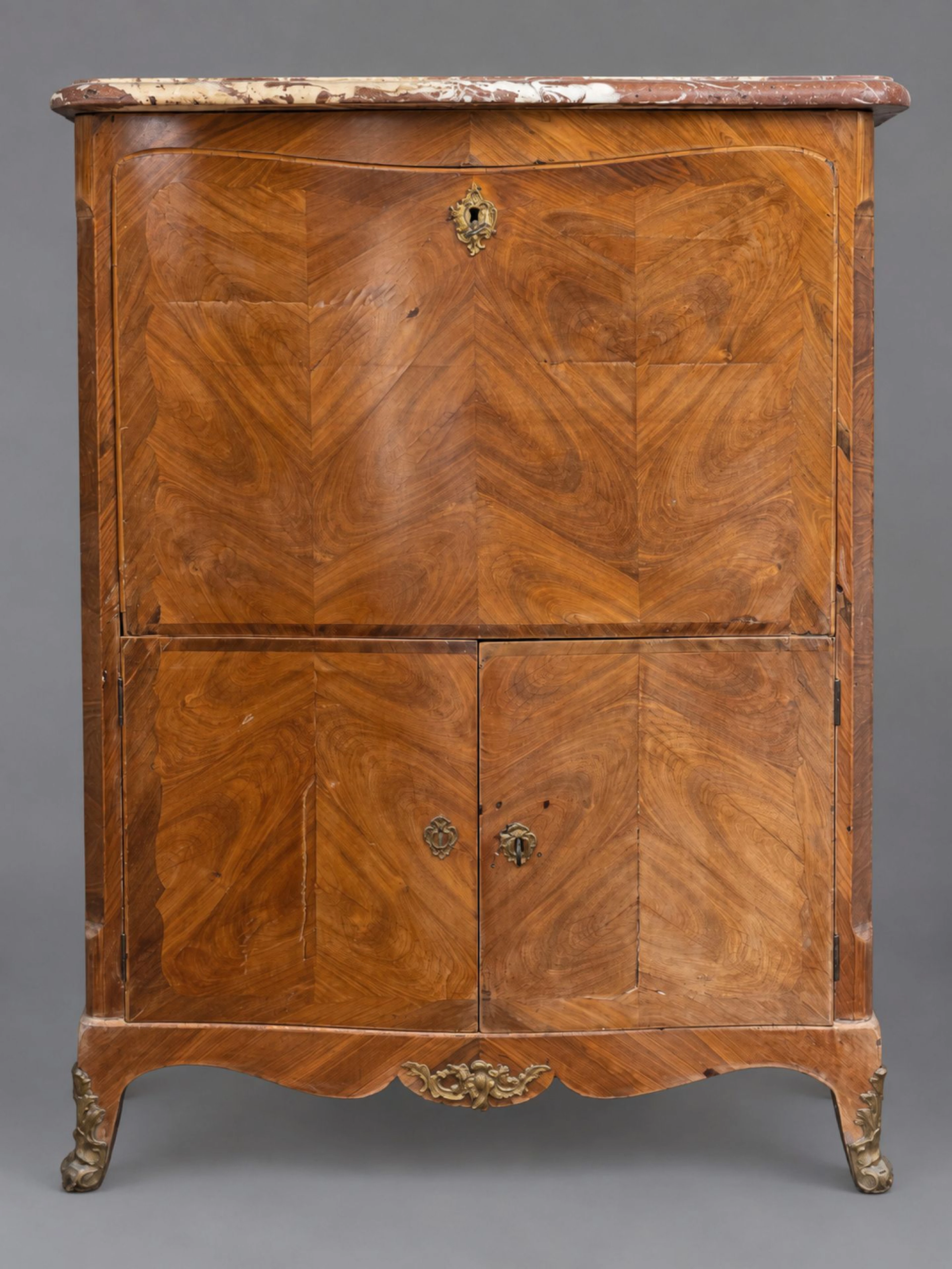 A veneered wood drop-front desk that opens via a drop-front - Lot 265
