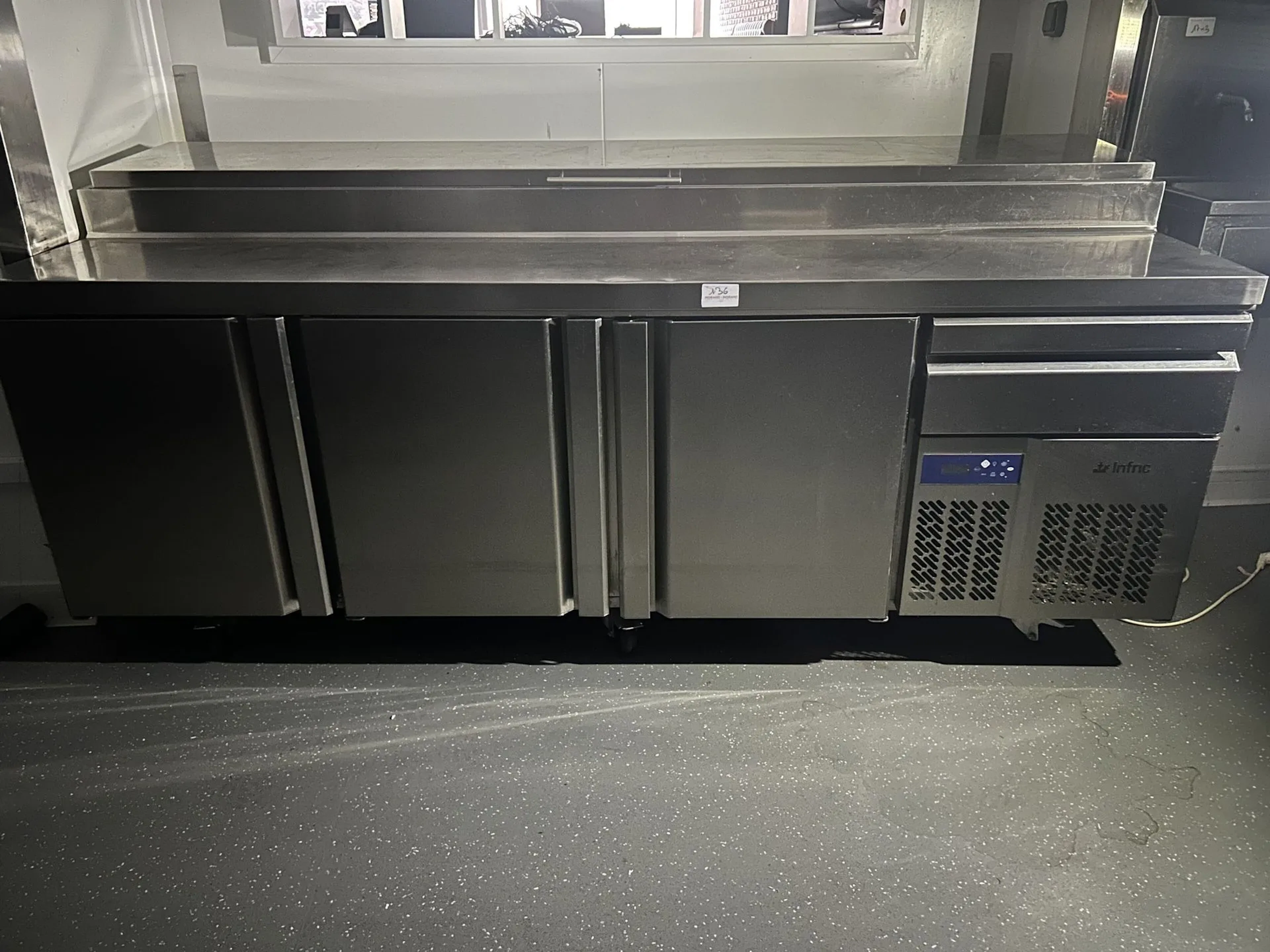 Tour réfrigéré 3 portes saladette INFRECO - Lot 136