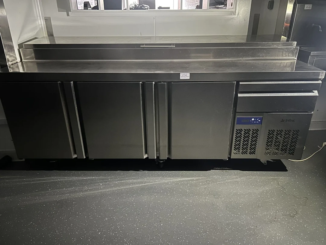Tour réfrigéré 3 portes saladette INFRECO - Lot 136