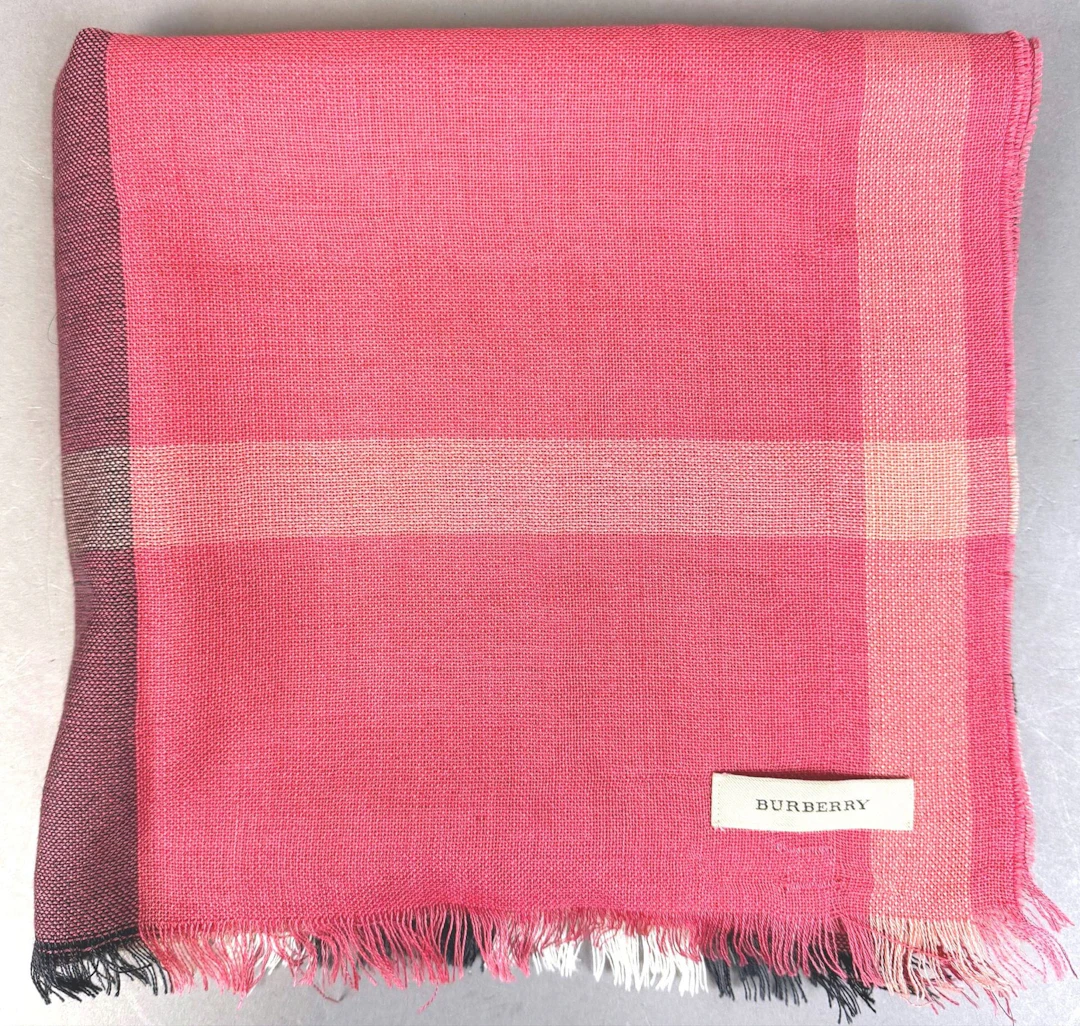 BURBERRY - Lot 243
