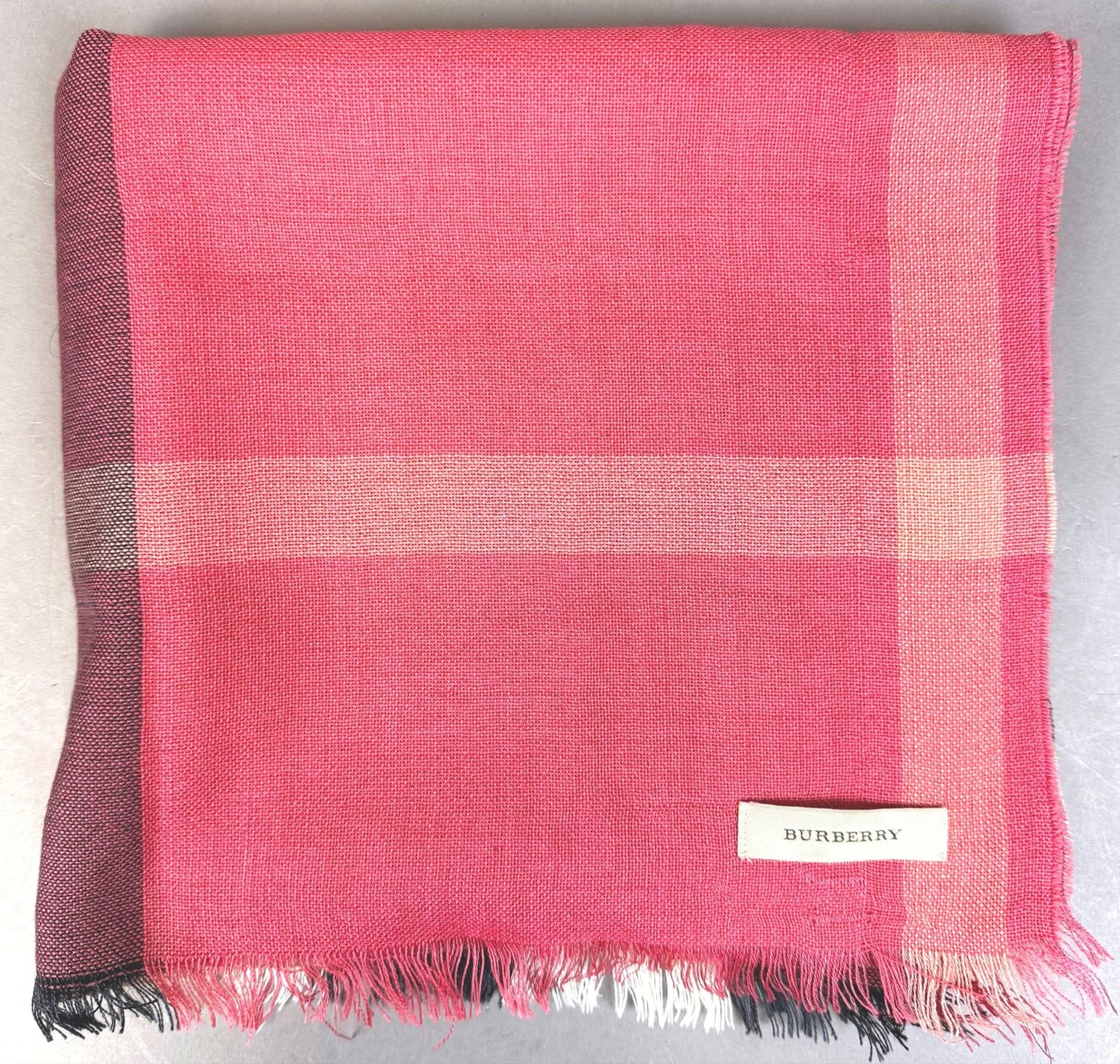 BURBERRY - Lot 243