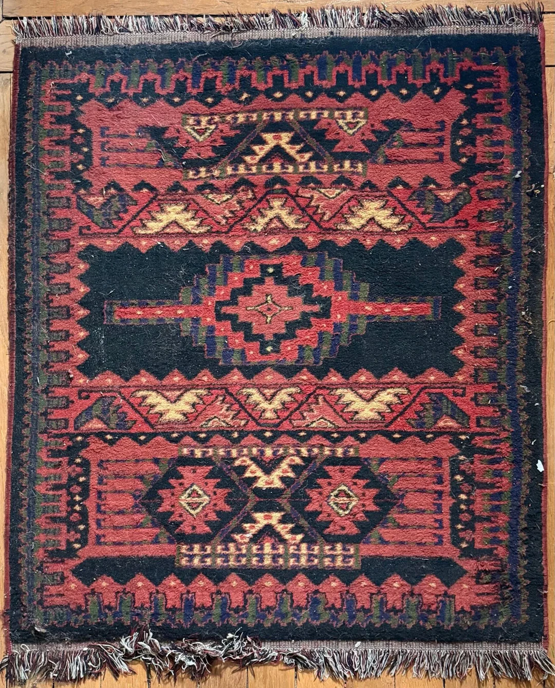 Hand-knotted wool rug with a geometric design featuring cren - Lot 289