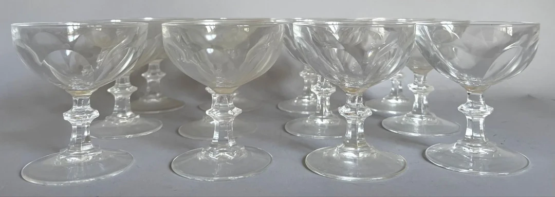 Set of twelve champagne glasses in cut glass with a ribbed p - Lot 199