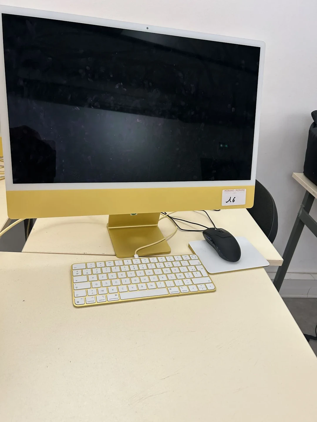 1 iMac modèle A2873, numéro de série KXJMT6TC70 - Lot 16
