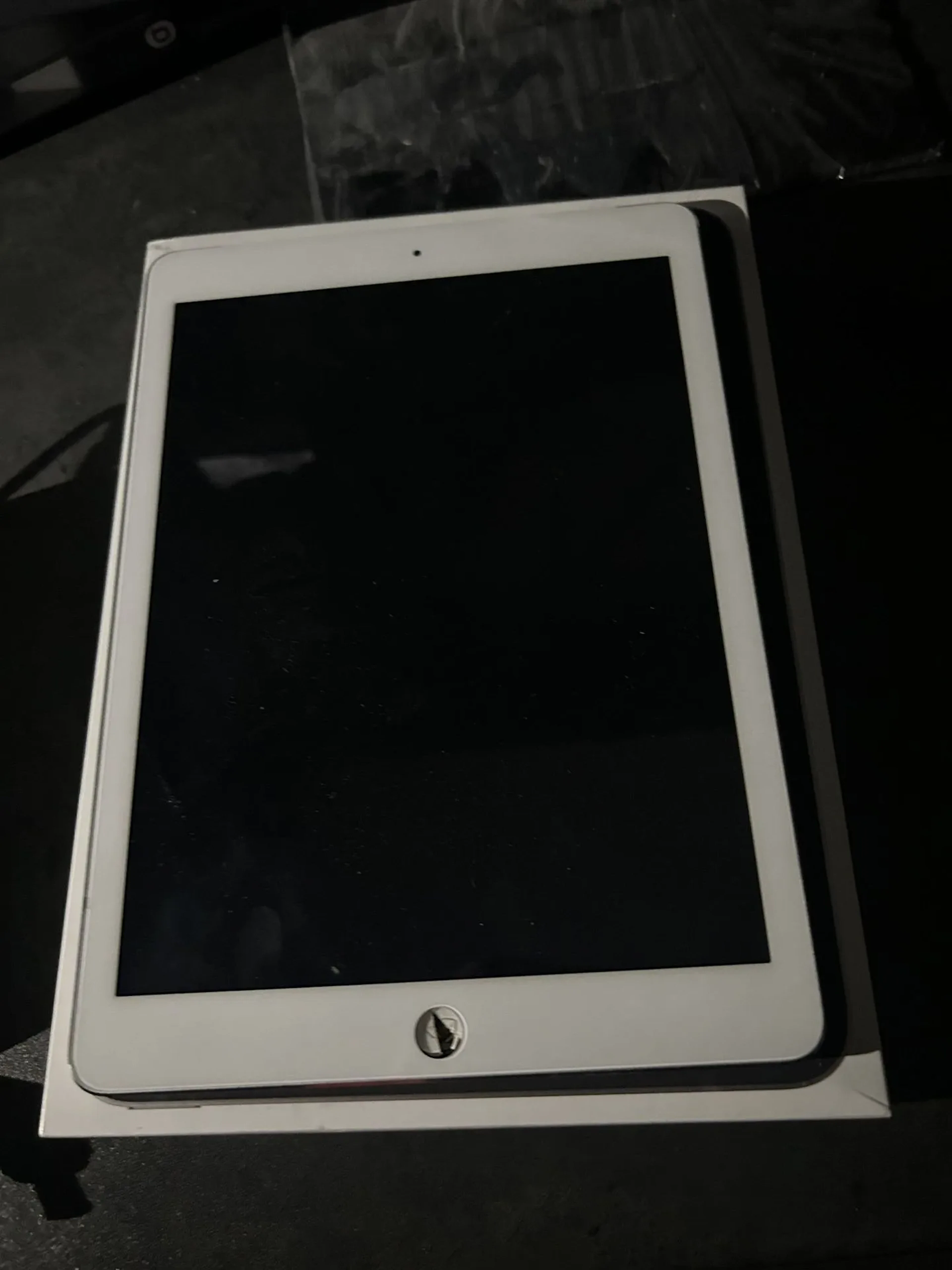 Réunion d'un IPAD - Modèle A1475 (bouton central cassé), d'u - Lot 219