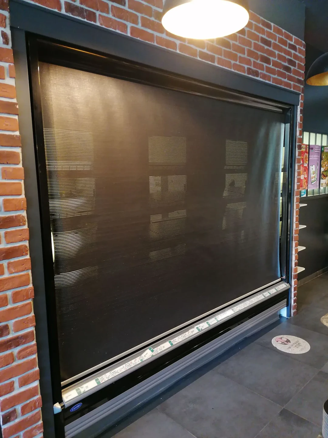 Vitrine à rideaux réfrigérée (sans le contenu) - Lot 142