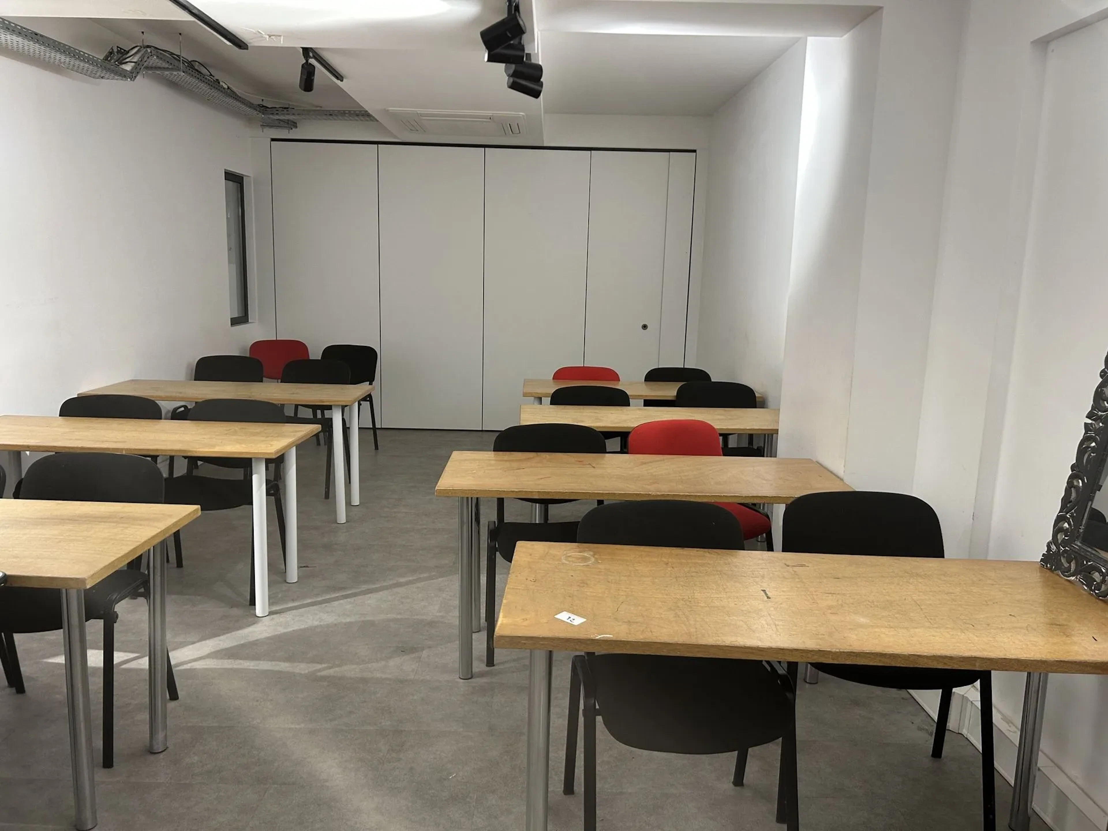 Ensemble de mobilier de classe comprenant : - Lot 82
