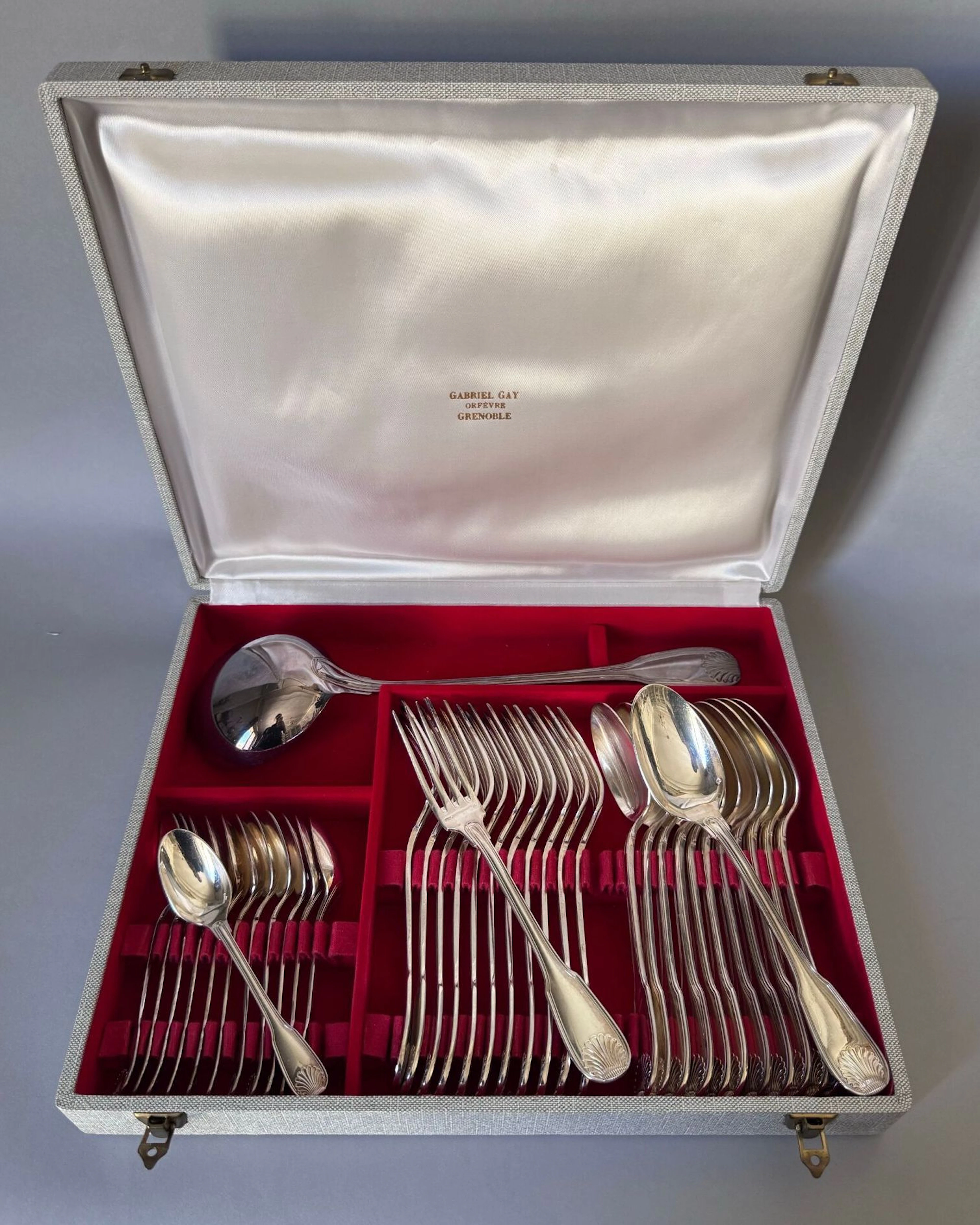 White metal dinner set, featuring a design with latticework - Lot 183