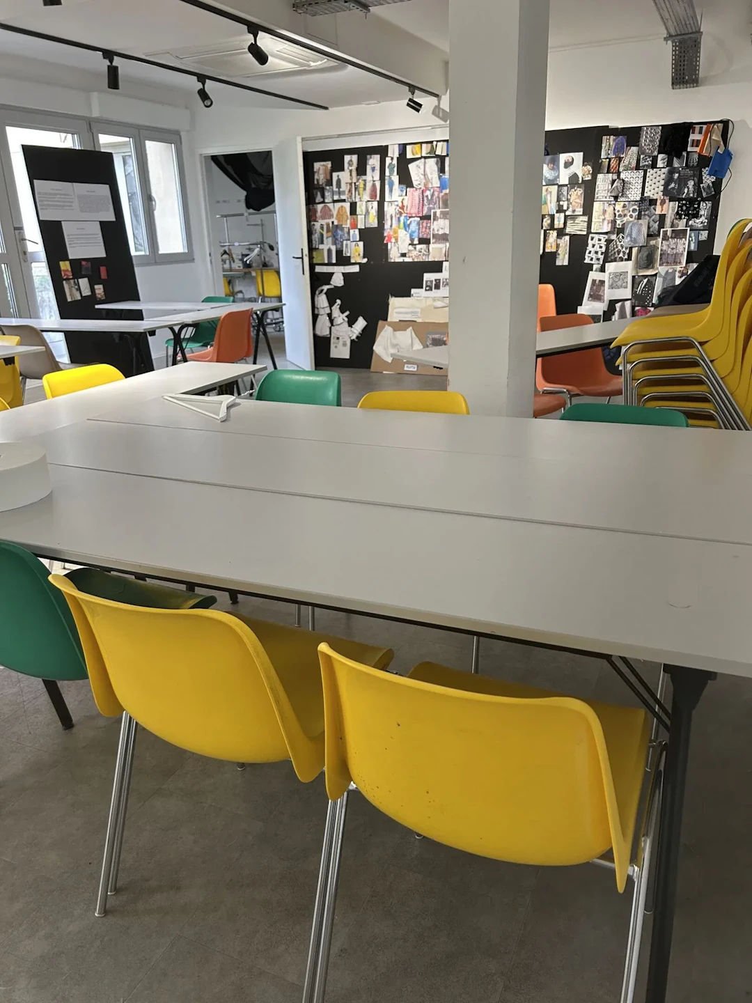 Ensemble de mobilier de classe comprenant : - Lot 79