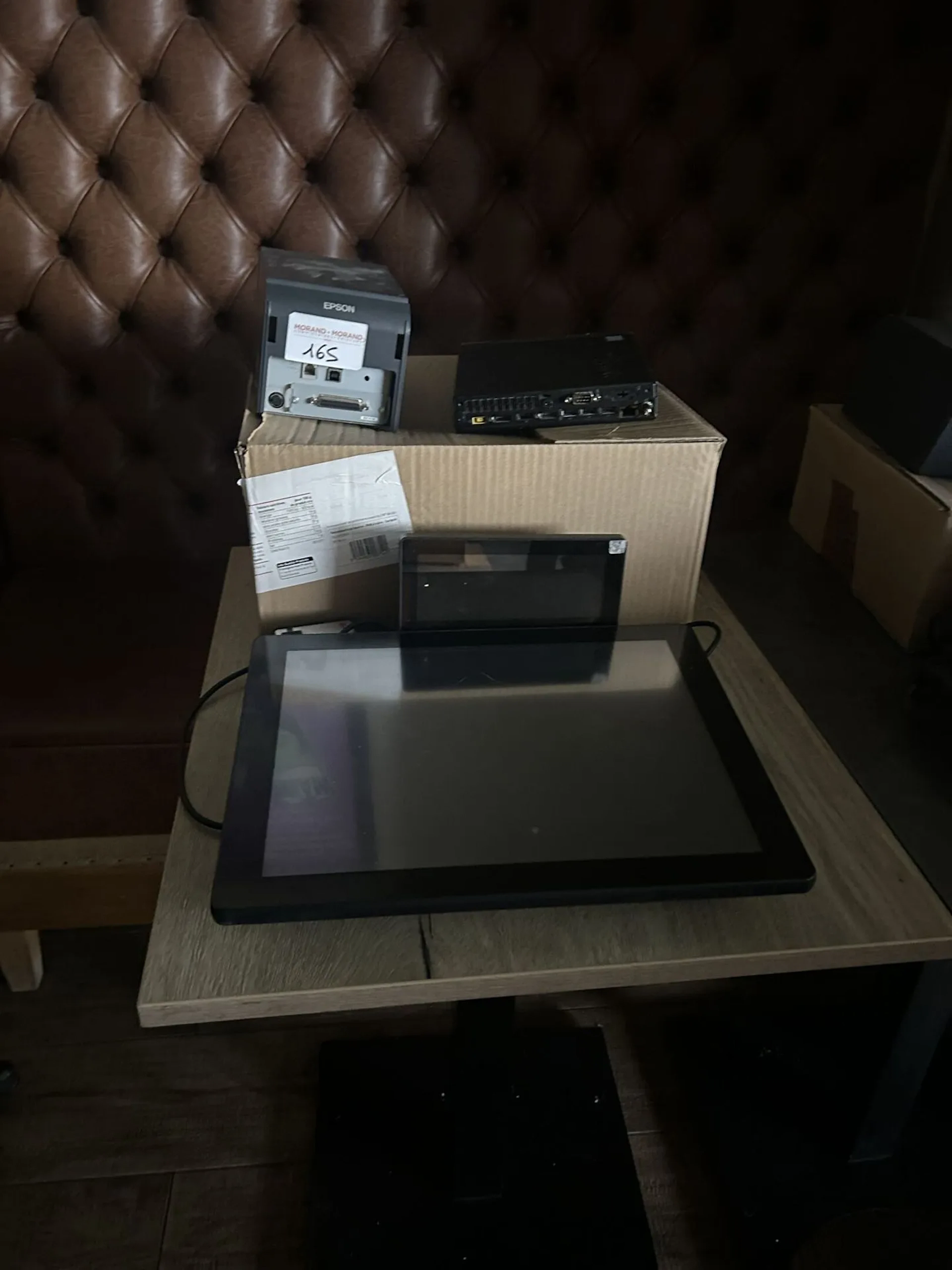 Lot suivi de commande & caisse comprenant : - Lot 165