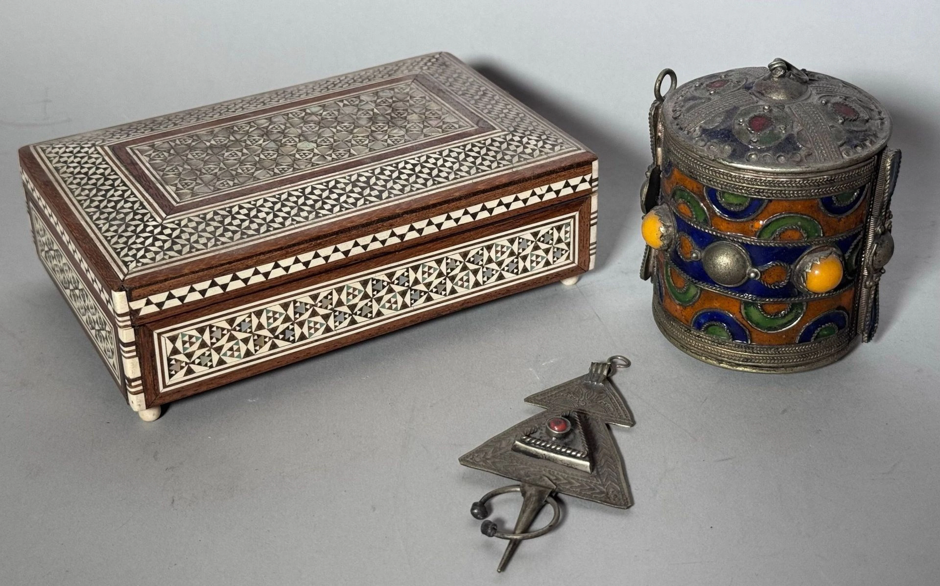 TRAVEL SOUVENIRS - NORTH AFRICA, IRAN, 20th century. - Lot 204
