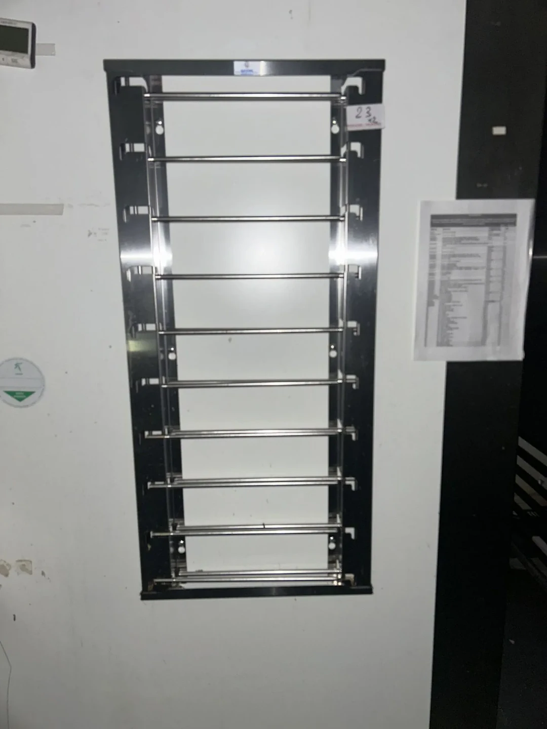 1 échelle inox murale (dimensions Haut 98 cm X larg. 45 cm - Lot 153