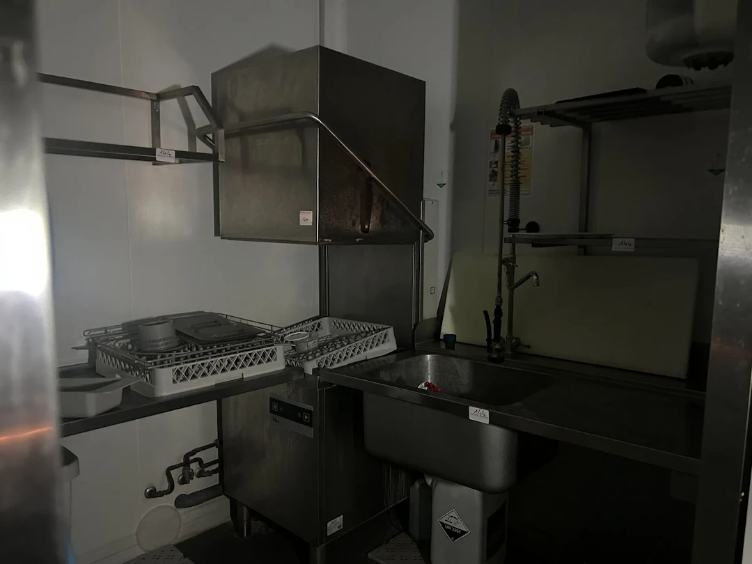 Lave-vaisselle à capot + 2 paniers avec table inox COLGED - - Lot 144