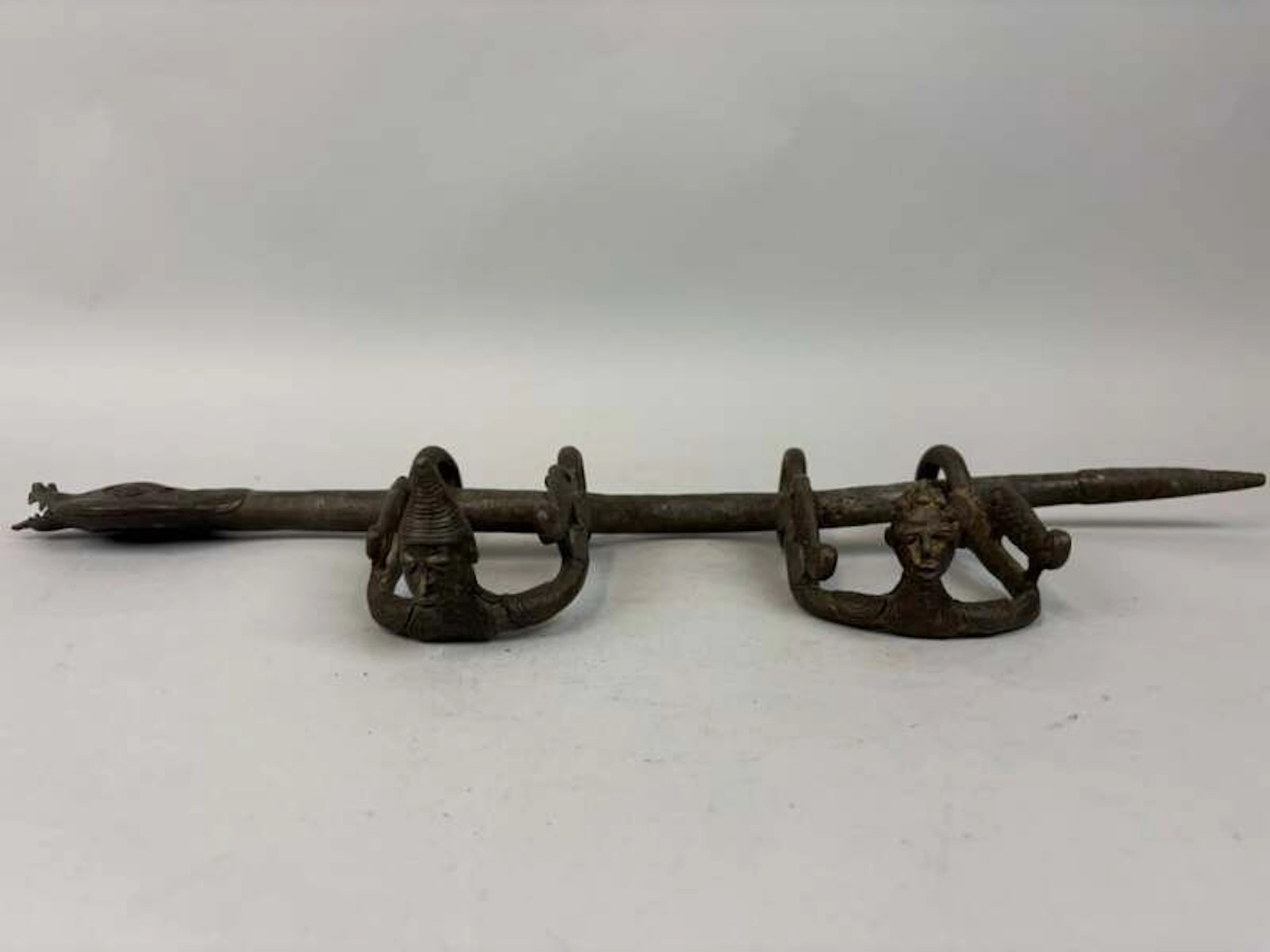 Decorative bronze object adorned with a reptile and two foot - Lot 225