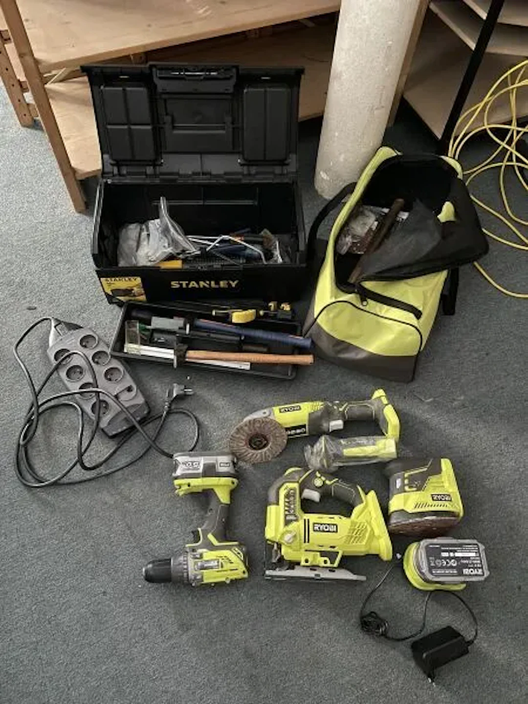 Caisse à outils STANLEY avec petit outillage - Lot 120