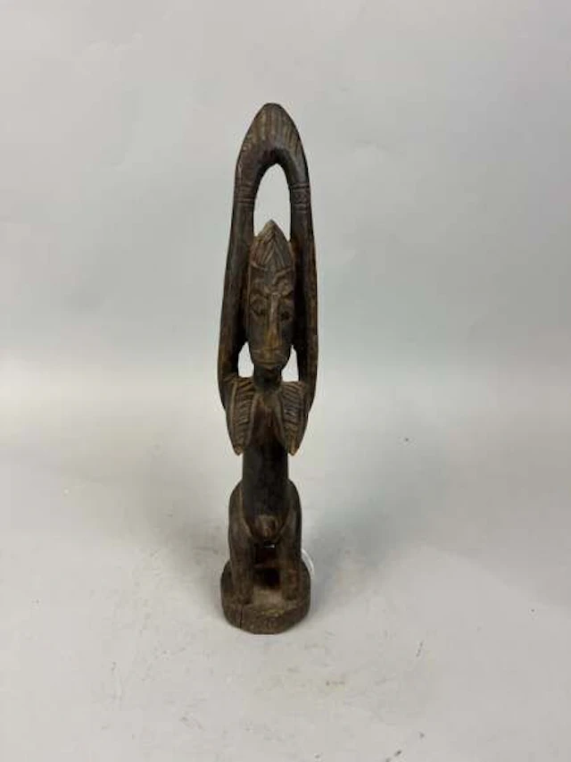 Anthropomorphic carved wooden statue with a dark patina, dep - Lot 214