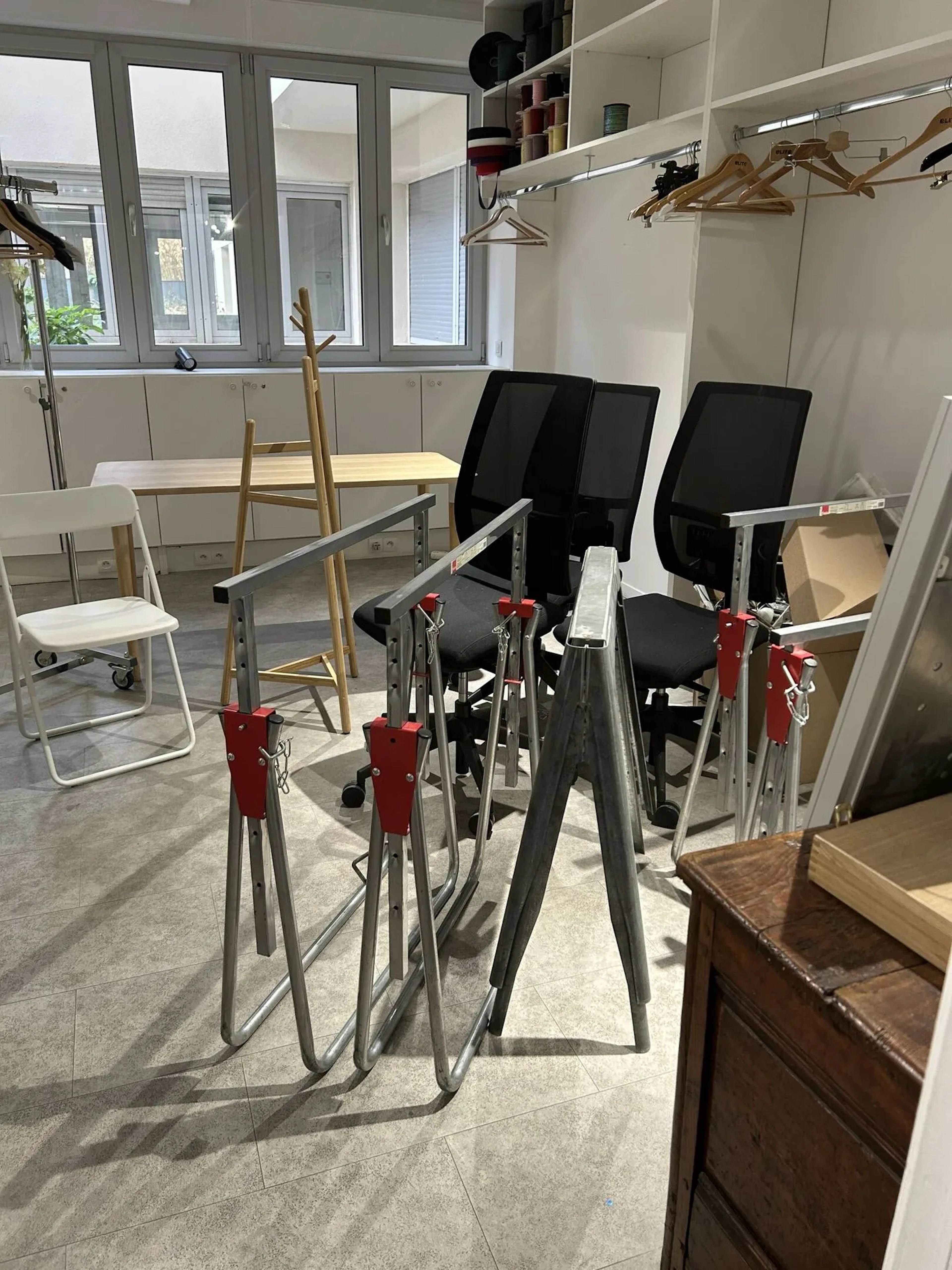 Entier contenu de la salle "Développement" et du bureau "Dir - Lot 83