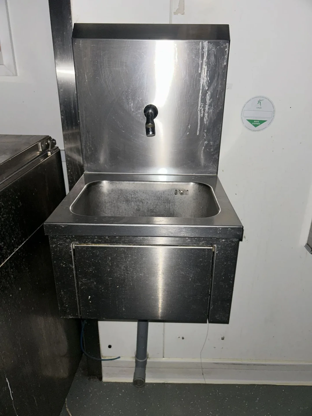 2 lave -mains inox - commande genou - Lot 147