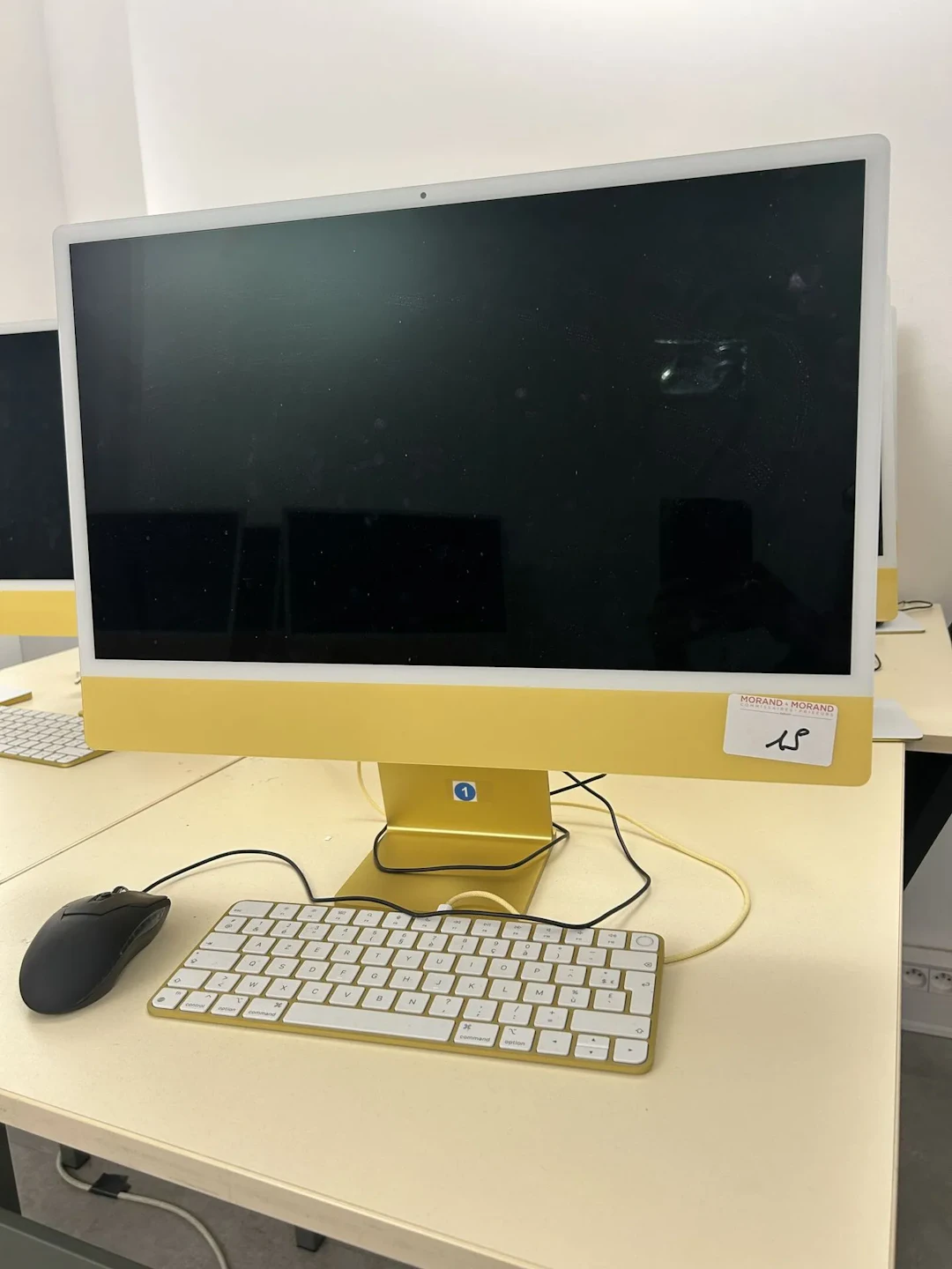 1 iMac modèle A2873, numéro de série CF5WMYW00M - Lot 15