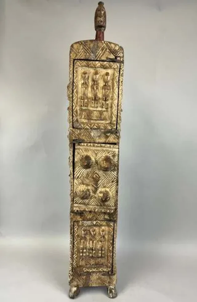 Carved wooden reliquary cabinet, opening with three panels d - Lot 210