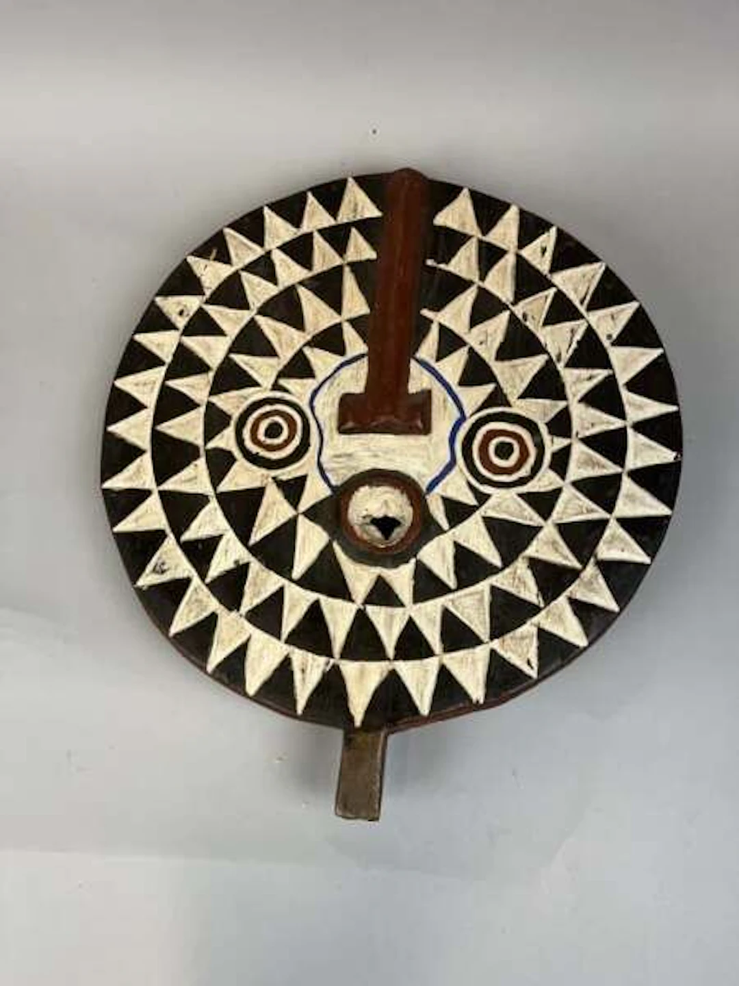Circular carved wooden mask with polychrome decoration featu - Lot 213