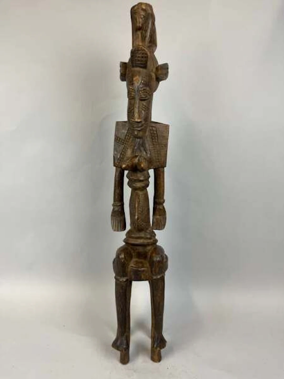 Seated female statue carved from wood with a dark patina, we - Lot 240