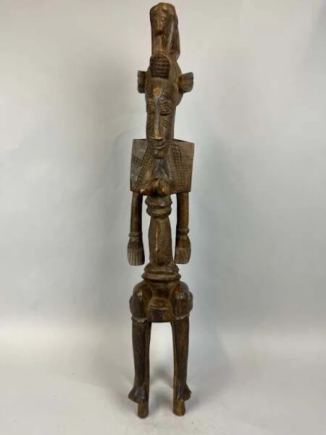 Seated female statue carved from wood with a dark patina, we - Lot 240