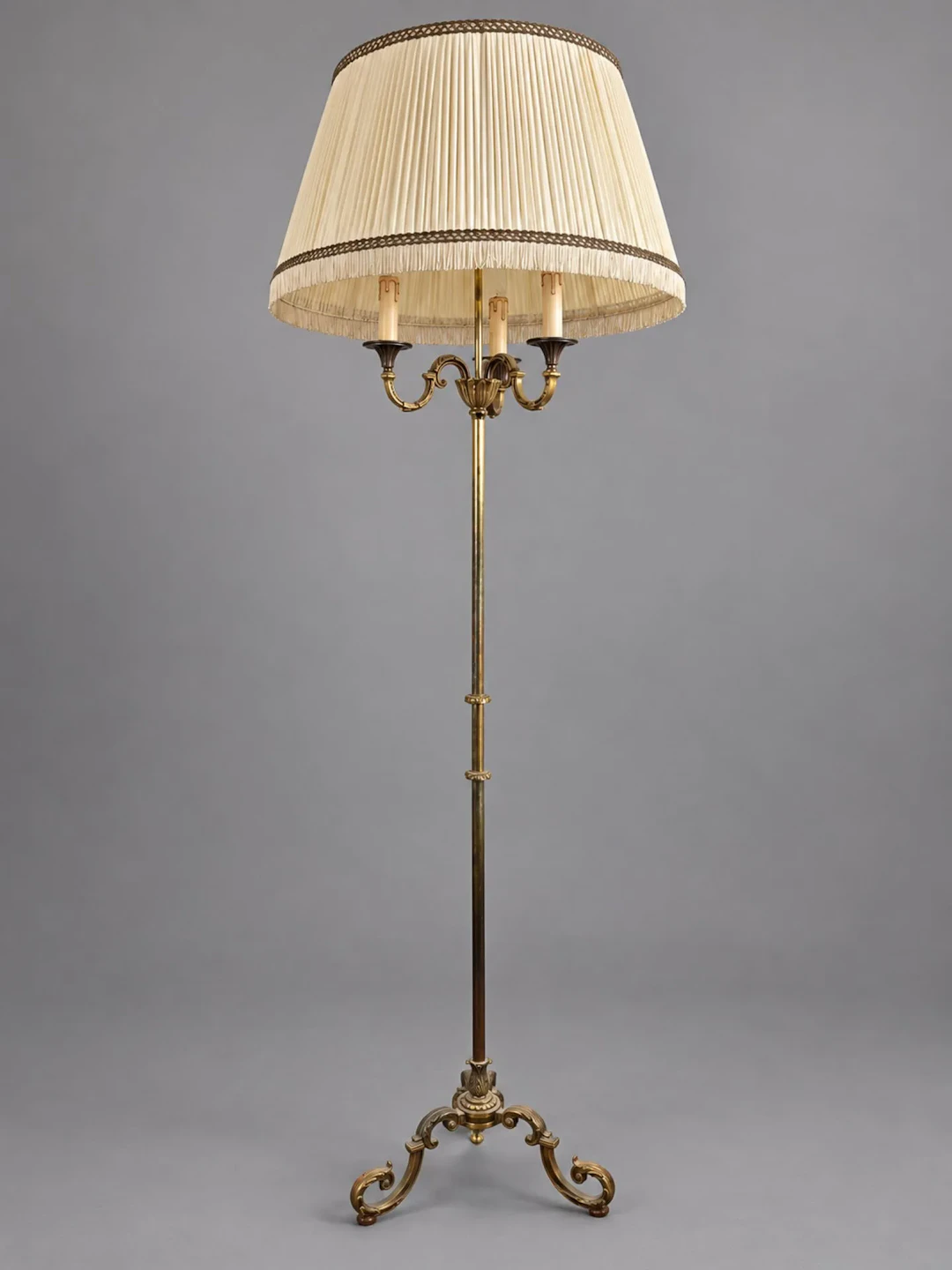 A gold-and-brass floor lamp with three sinuous arms and a st - Lot 245