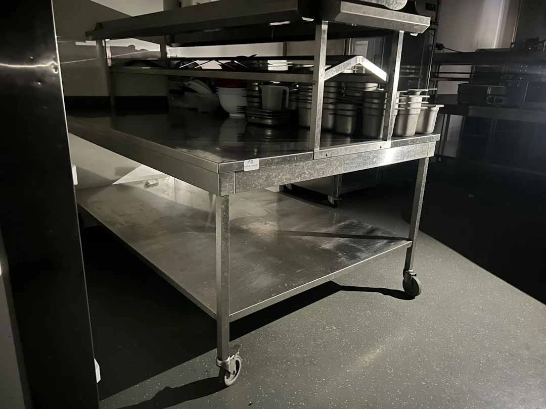 Table double mobile inox 2 niveaux avec surétagères et empla - Lot 148