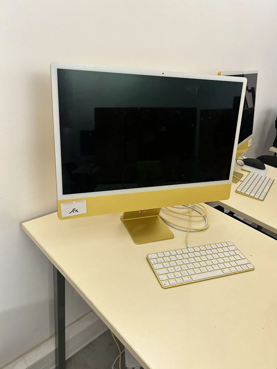 1 iMac modèle A2873, numéro de série J9QJPX9FPY - Lot 14