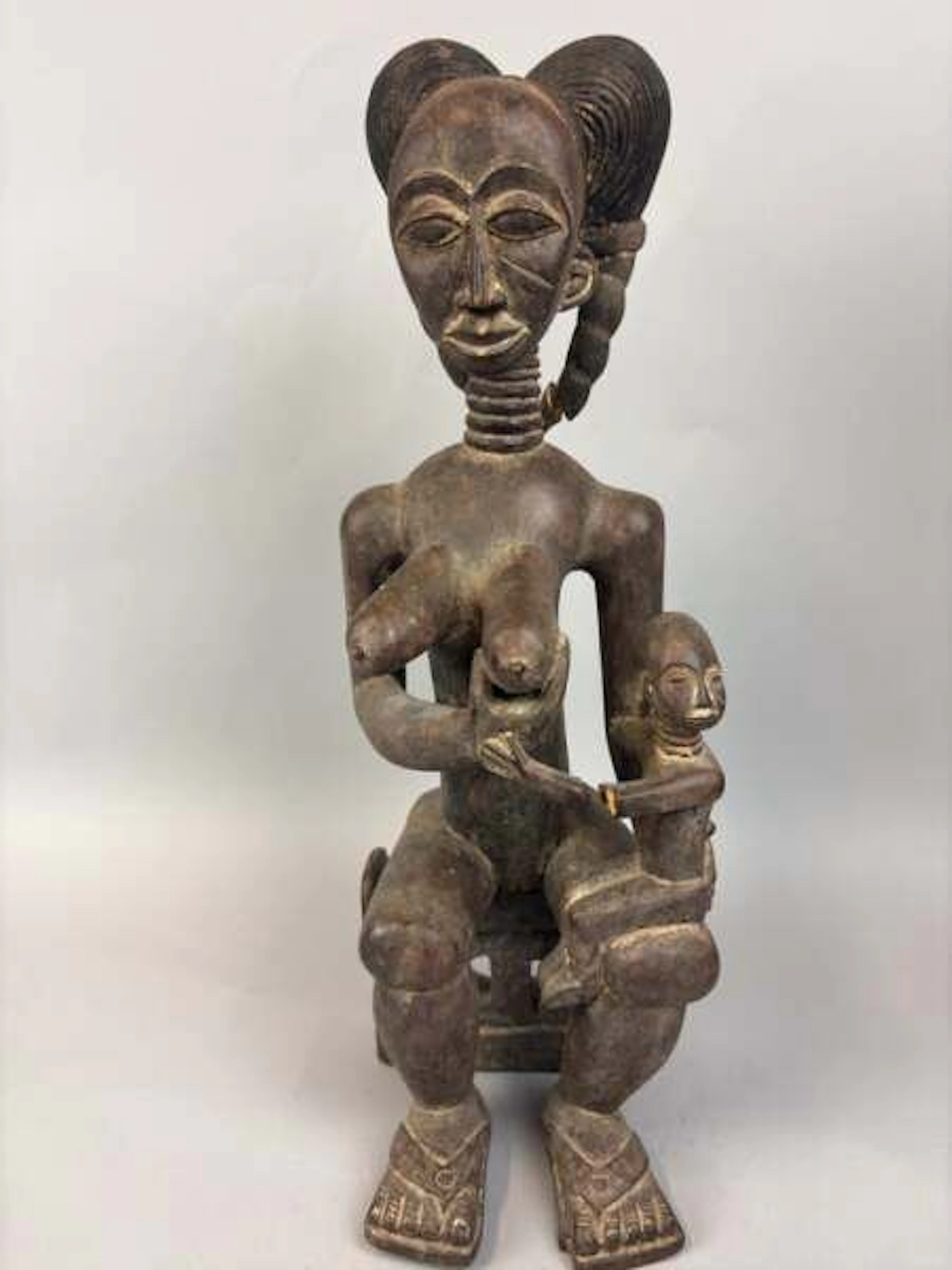 Carved wooden maternity statue with a dark patina, depicting - Lot 211