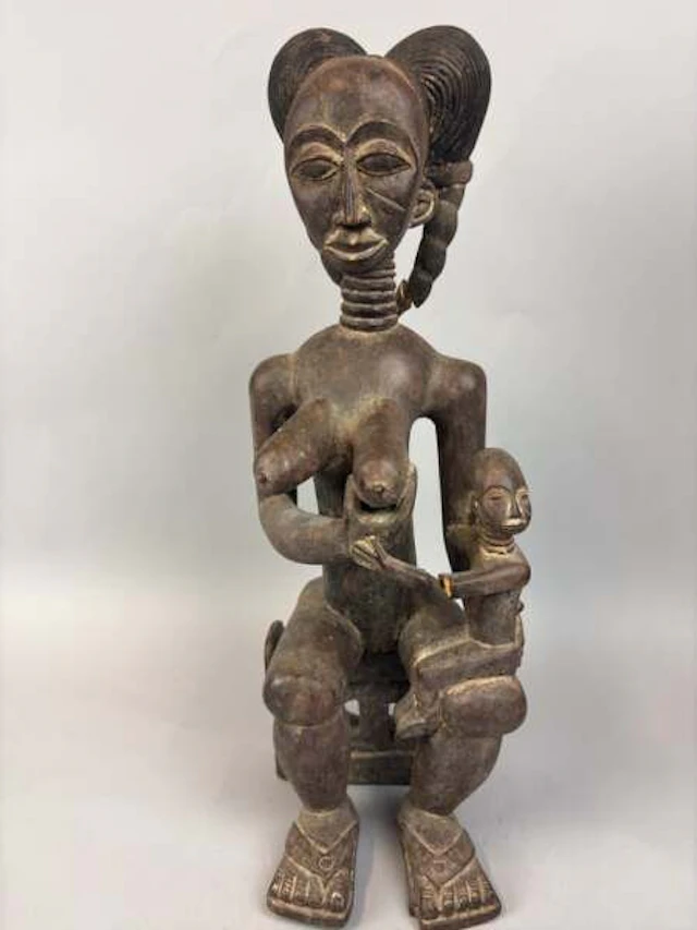 Carved wooden maternity statue with a dark patina, depicting - Lot 211