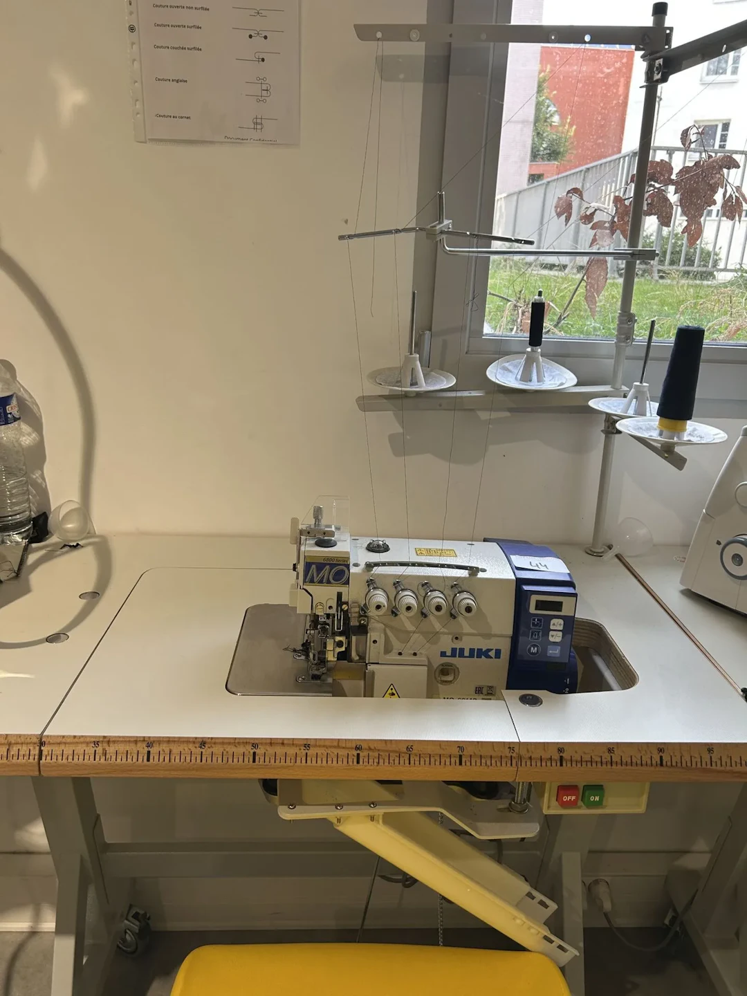 1 surjeteuse JUKI modèle MO-6814S, sur table professionnelle - Lot 44